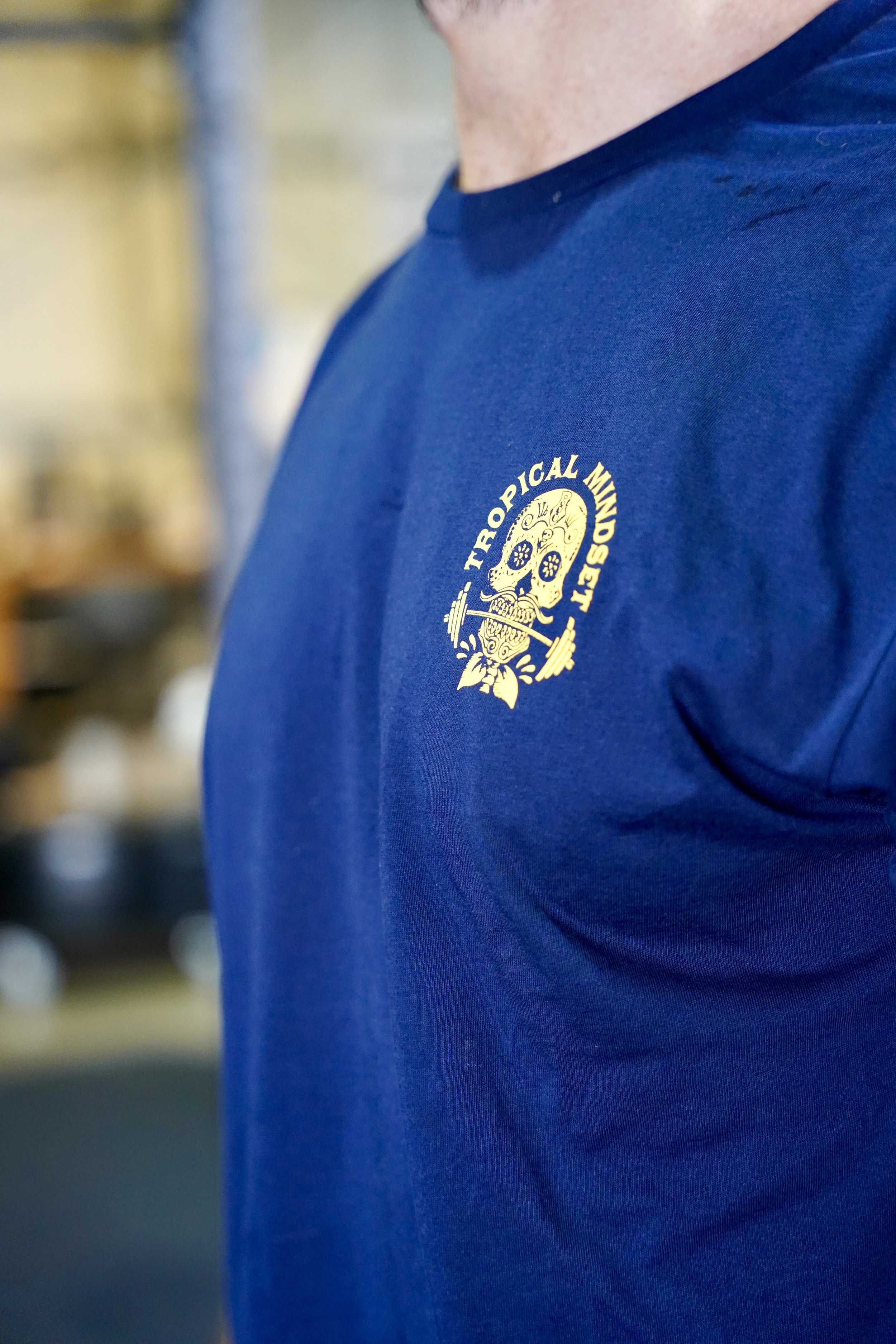 T-shirt bleu foncé avec logo de tête de mort sur l’avant