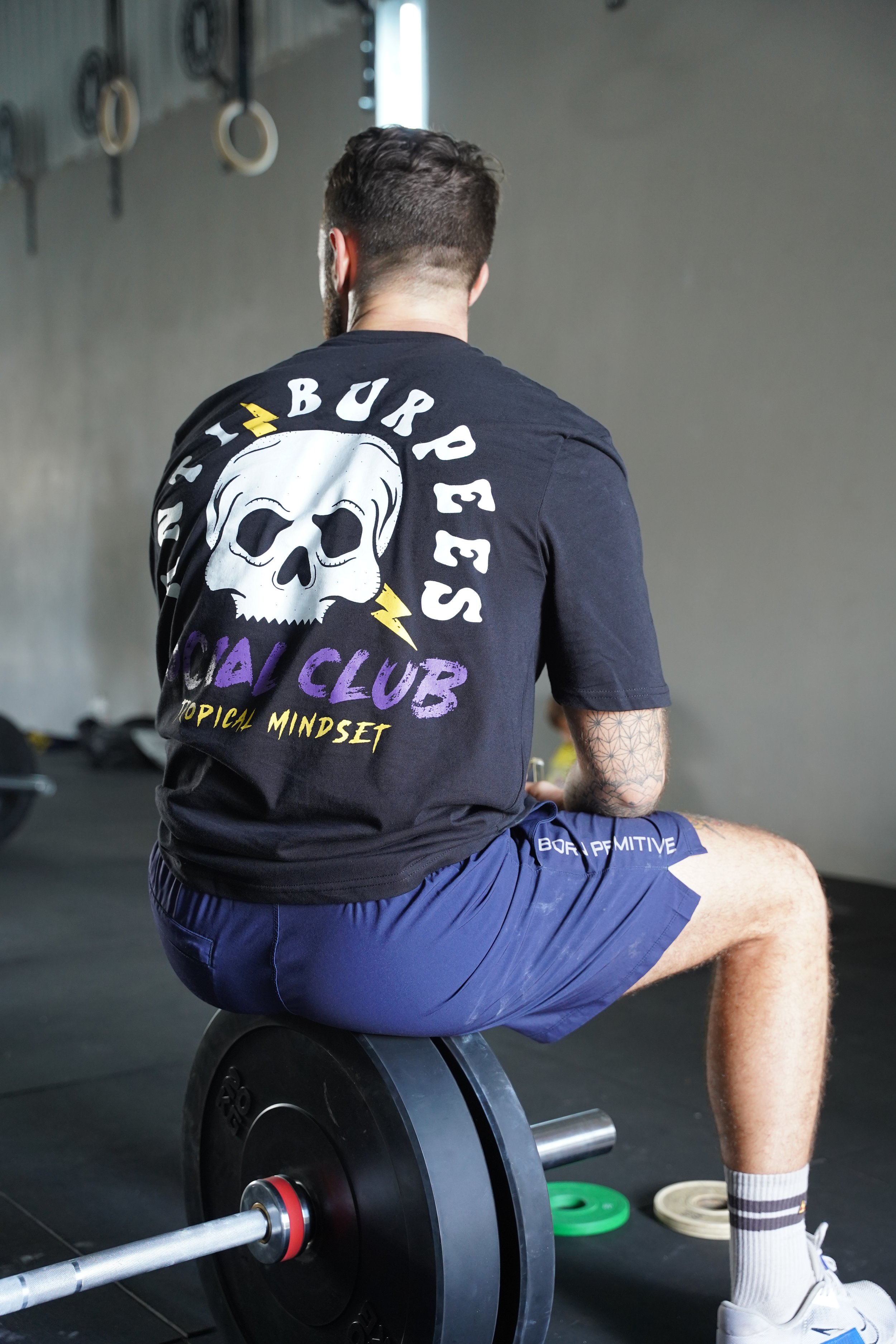 L’image montre un t-shirt avec une tête de mort oú il est noté anti burpees social club