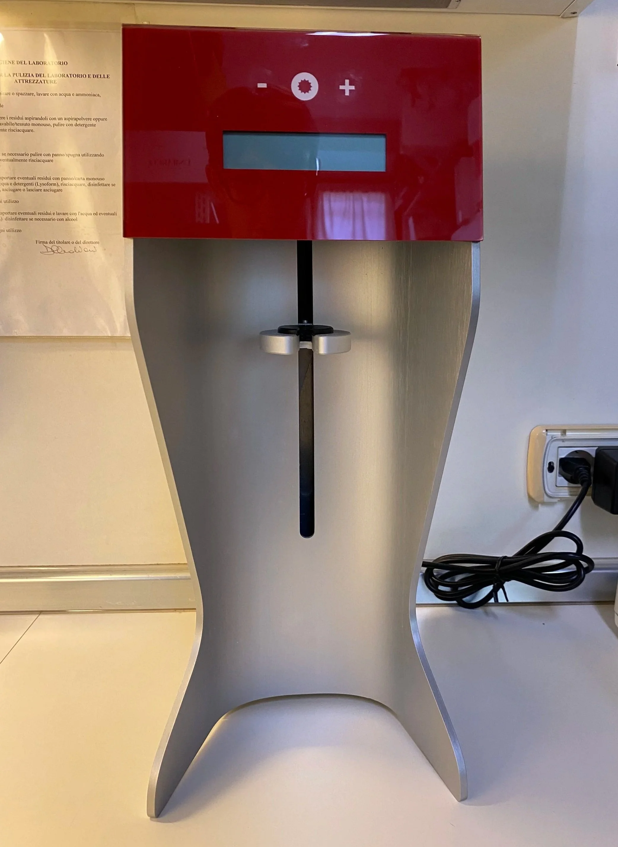Miscelatore automatico Fagron Advanced Mixer nel laboratorio galenico della Farmacia Val d'Arbia.