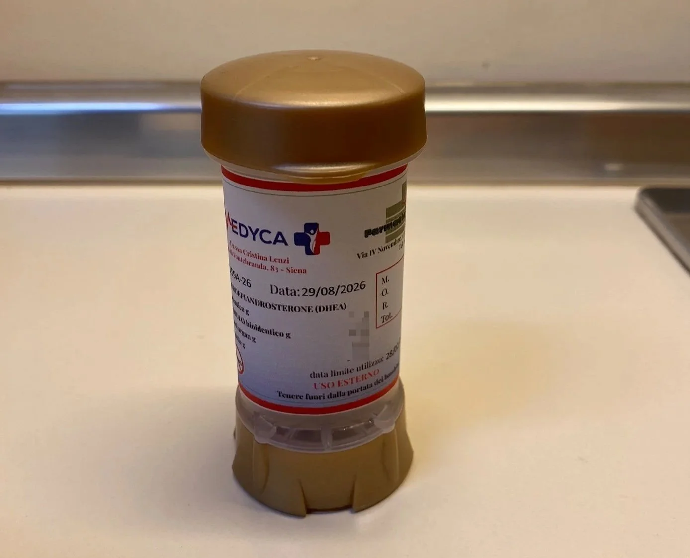 Un Topi-Click piccolo (35ml) di crema con ormoni bioidentici prodotto da Farmacia Valdarbia su prescrizione della Dr.ssa Cristina Lenzi di Medyca.
