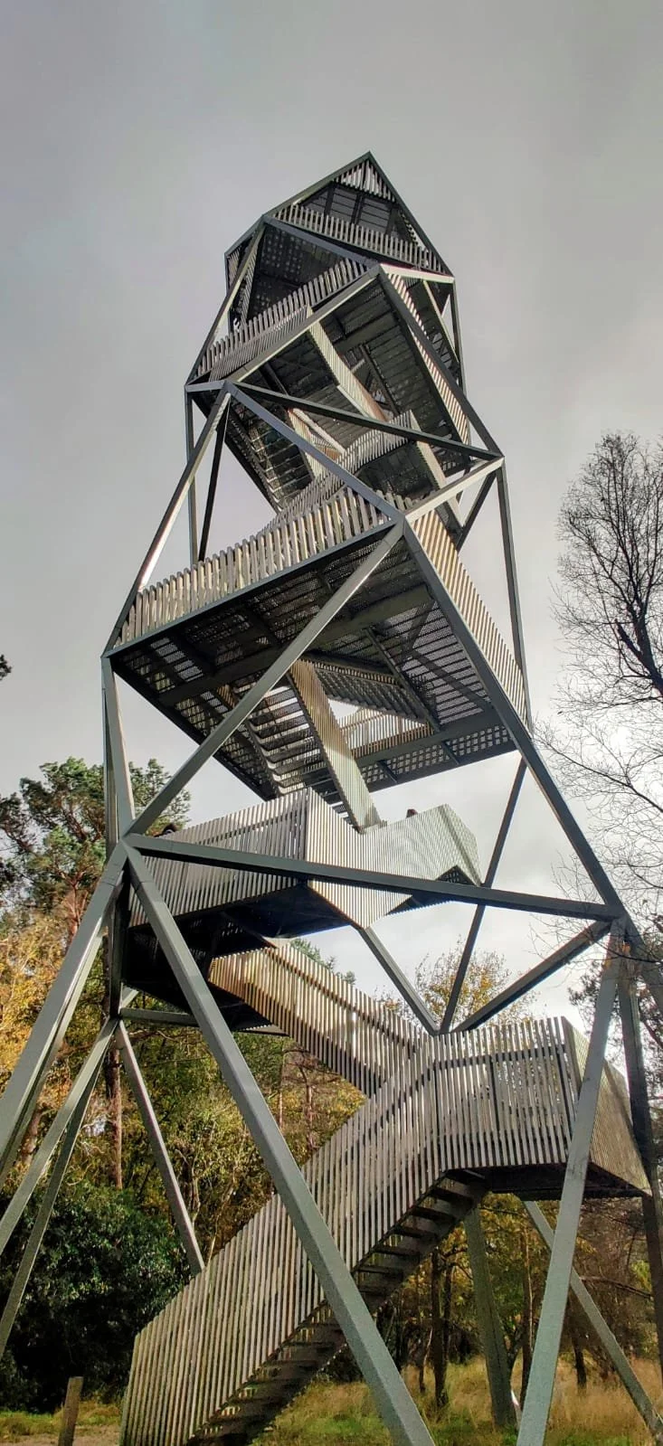 Brandtoren op de Kalmthoutse Heide met metalen en houten elementen. Ferox stond mee in voor de lasconstructie.