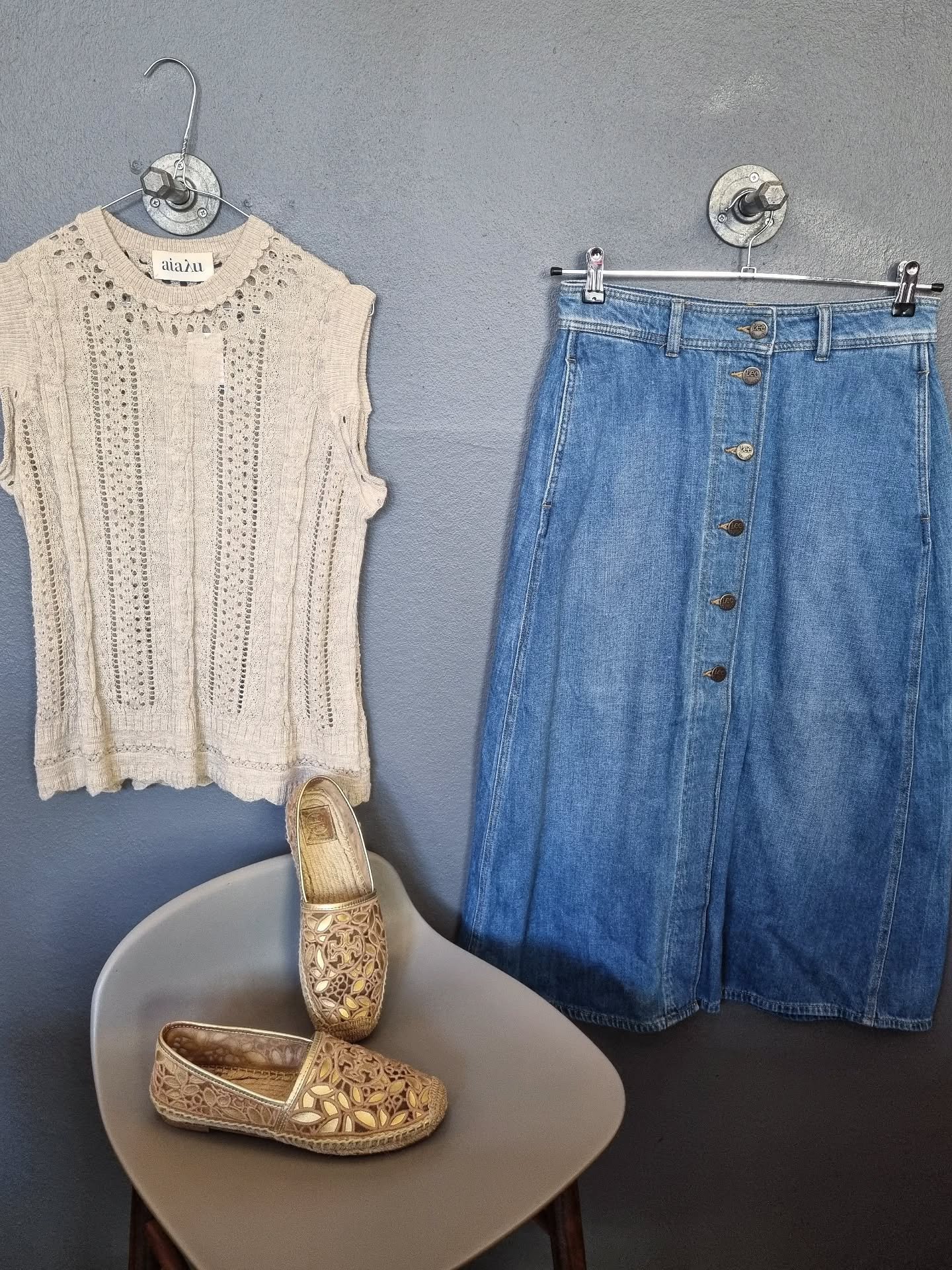 Aiayu vest, str. M, 600 kr., Lee nederdel, str. 30 (lille), 400 kr., Tory Burch espadrilles, str. 38, til 700 kr.