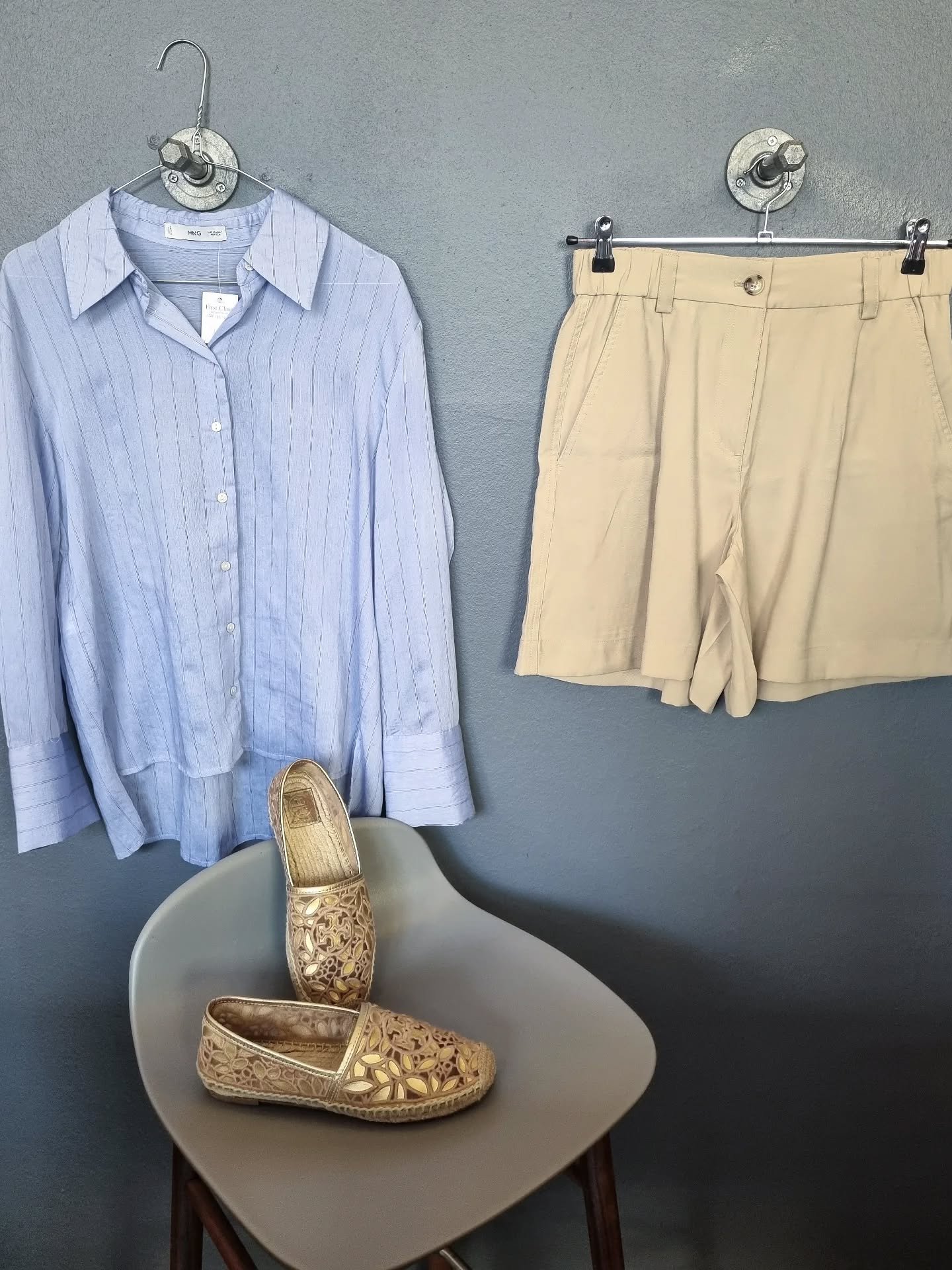 Mango oversized skjorte, str. XS, 250 kr., MSCH shorts, str. M, 200 kr., Tory Burch espadrilles, str. 38, til 700 kr.