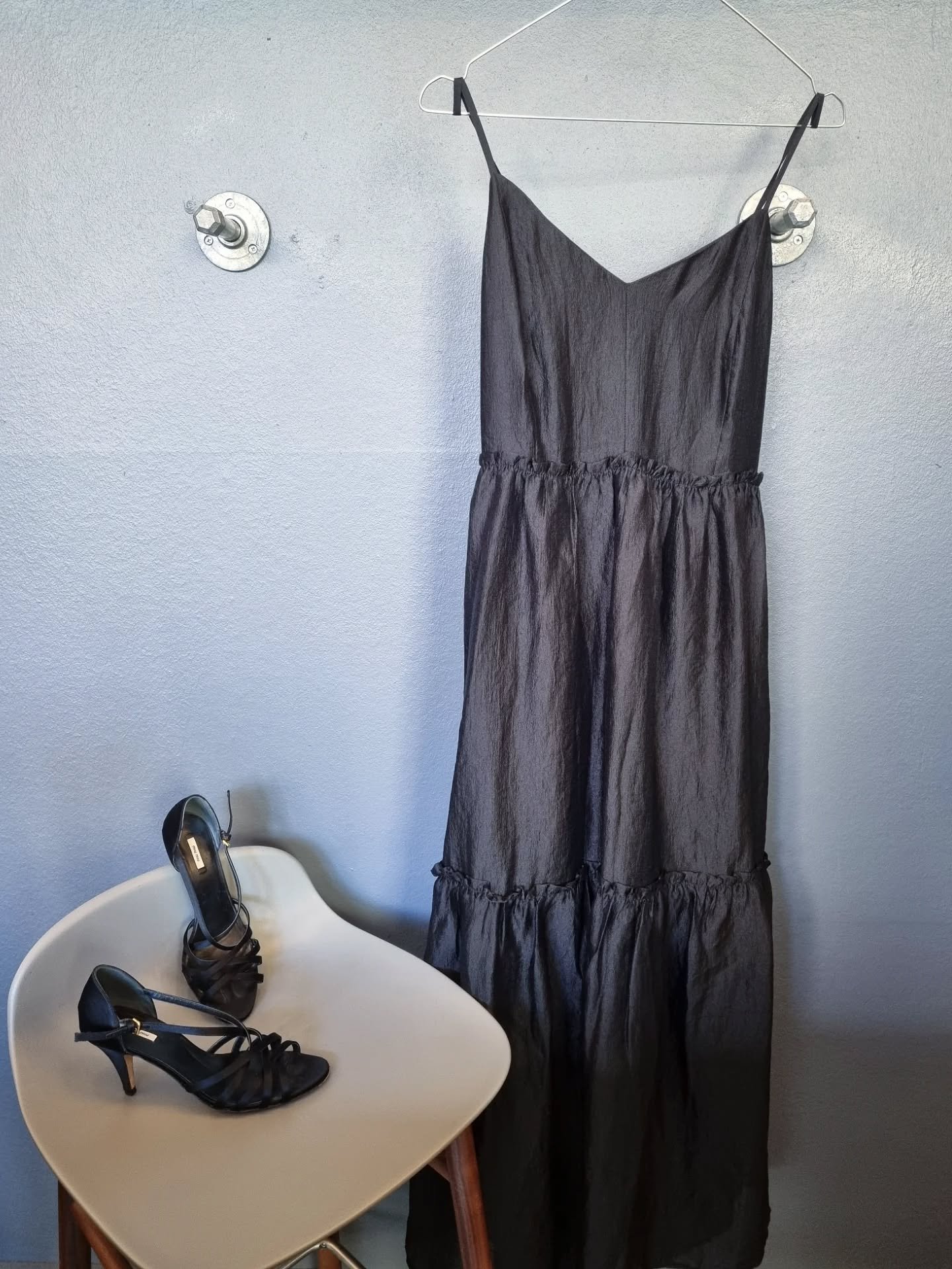 Co'Couture kjole med &aring;ben ryg, str. L, 500 kr., Miu Miu sandaler, str. 36, til 400 kr.