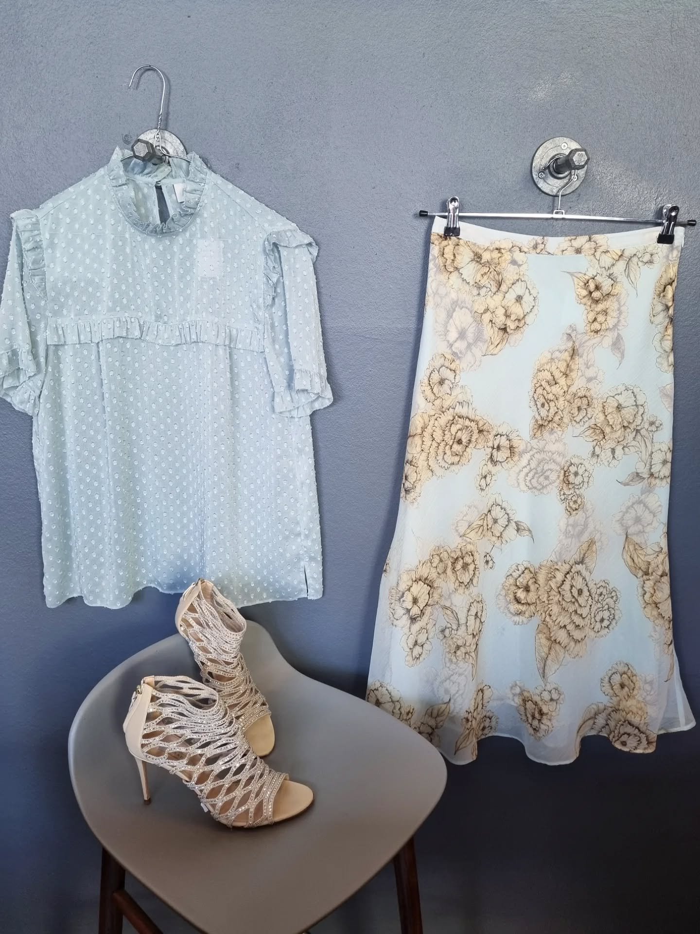 Dante bluse, str. S, 500 kr., Zara nederdel, str. S, 250 kr., Casadei sandaler, str. 39, til 1600 kr.