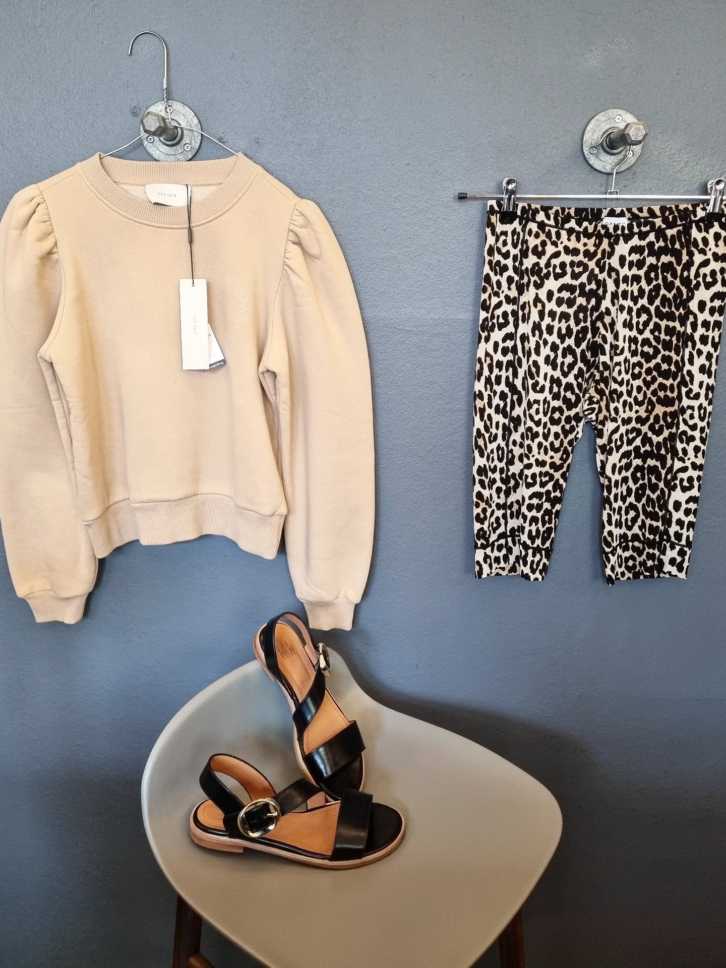 Neo Noir sweatshirt, ny med tags, str. XS (passer ogs&aring; S), 250 kr., Ganni cykelshorts, str. S, 200 kr., Billi Bi sandaler, str. 37, til 600 kr.