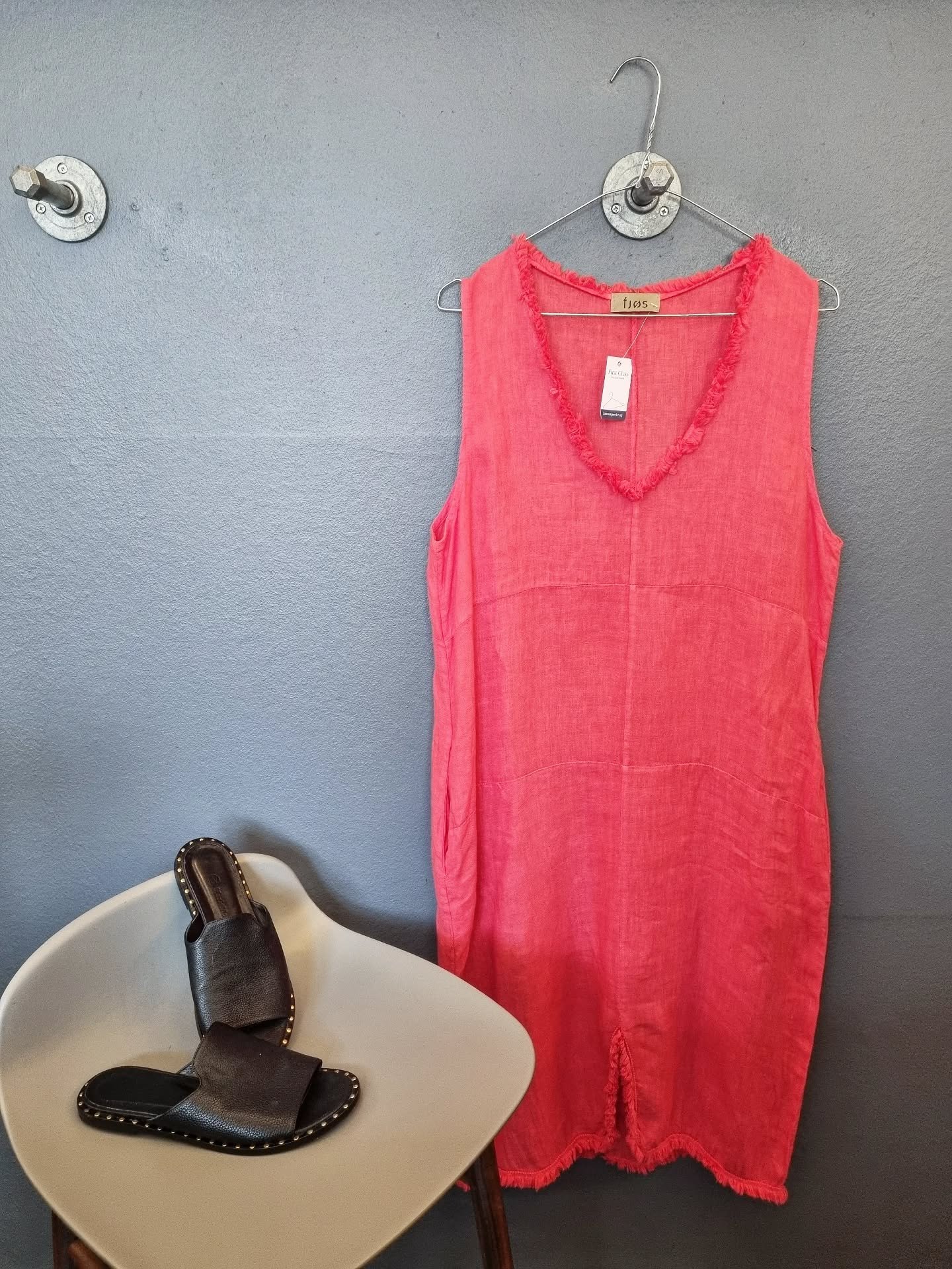 Fj&oslash;s kjole, 100% h&oslash;r, onesize, 500 kr., Marie Monin sandaler, str. 37, til 1000 kr.