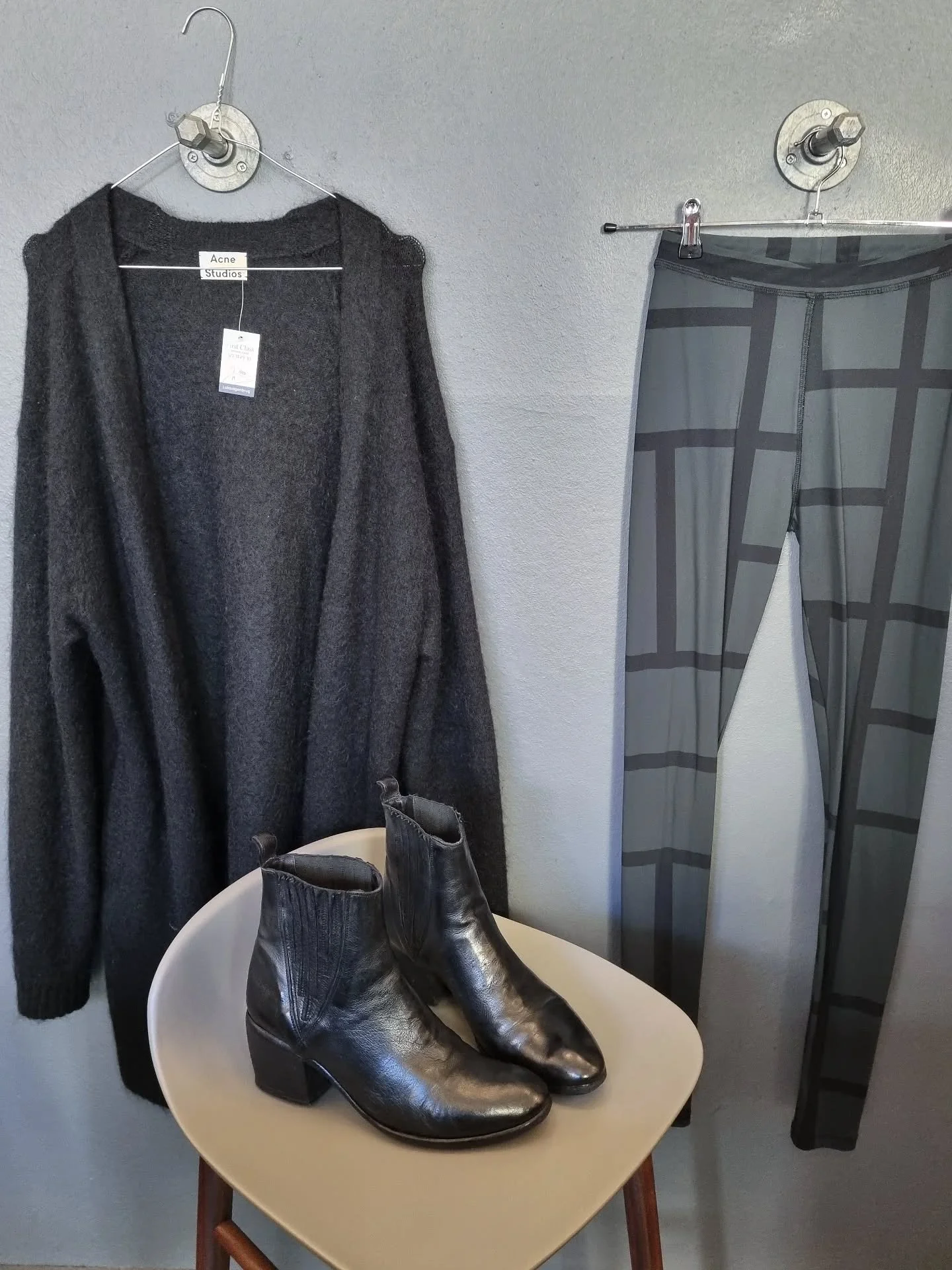 Acne cardigan, str. M, 1000 kr., Tot&ecirc;me leggings, str. XS, 600 kr., Fauzian Jeunesse st&oslash;vletter, str. 40, til 1400 kr.