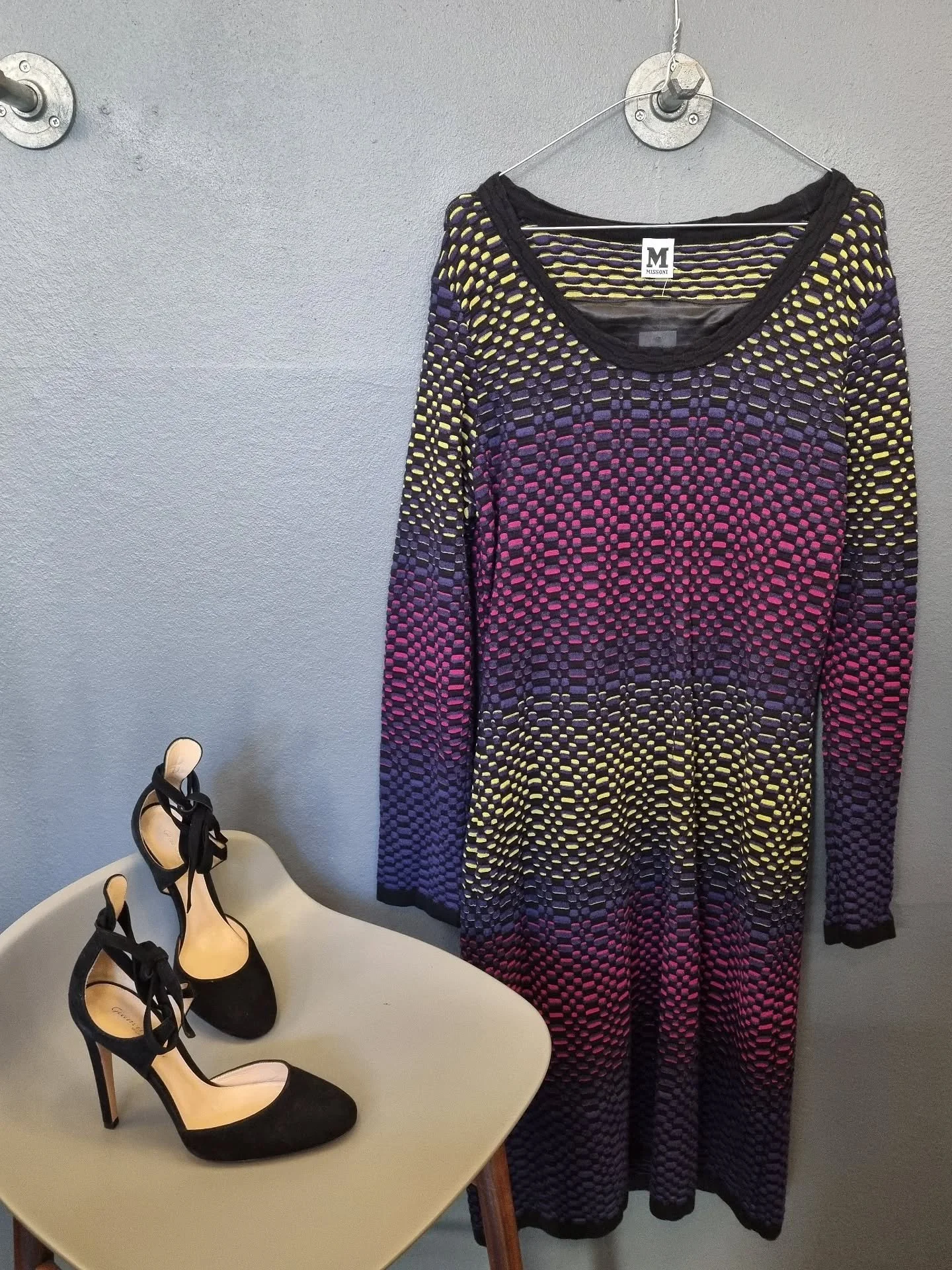 Missoni kjole, str. 44 (it. 50, passer ogs&aring; 40/42), til 800 kr., Gianvito Rossi stiletter, str. 38.5, til 1800 kr.