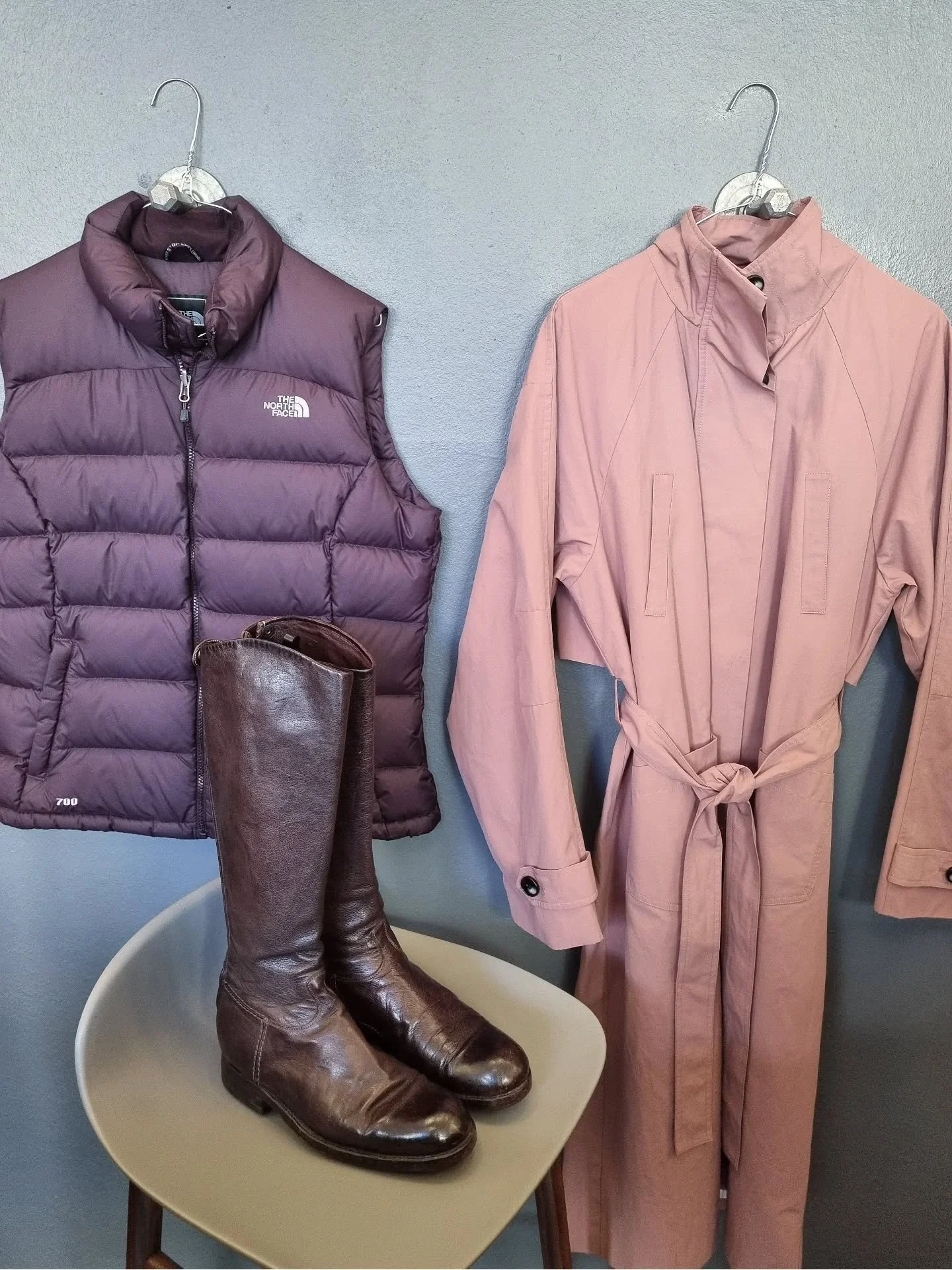 The North Face vest, str. L, 800 kr., Object trenchcoat, ny med tags, str. 36 (passer ogs&aring; 38), til 500 kr., Fasciani st&oslash;vler, str. 38/39, til 1500 kr.