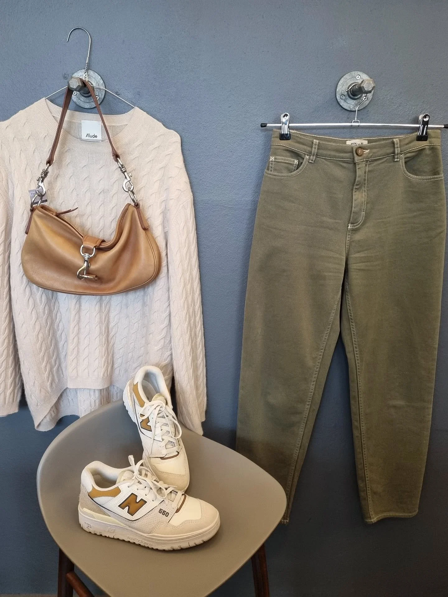 Allude strik, 100% cashmere, str. M, 900 kr., Baum Und Pferdgarten bukser, str. ca. S, 400 kr., Miu Miu taske til 2800 kr., NewBalance sneakers, str. 39, til 550 kr.