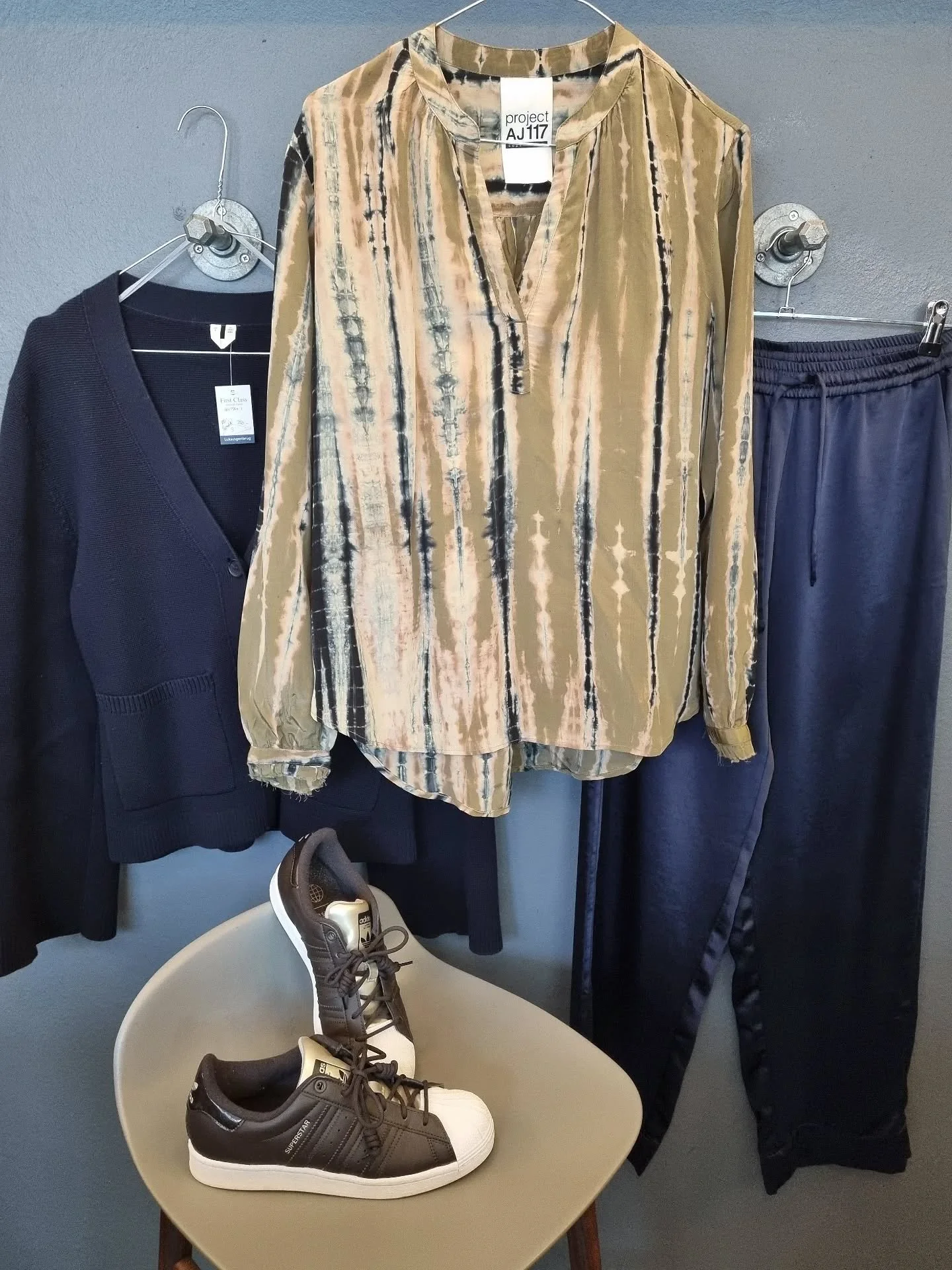 Project AJ117 bluse i modal og silke, str. S (passer ogs&aring; M), 400 kr., Arket cardigan, 100% bomuld, str. S (stor), 350 kr., Karmamia bukser, str. XS (store, passer ogs&aring; S), 600 kr., Adidas m&oslash;rkebrune sneakers, str. 39 1/3, til 700 
