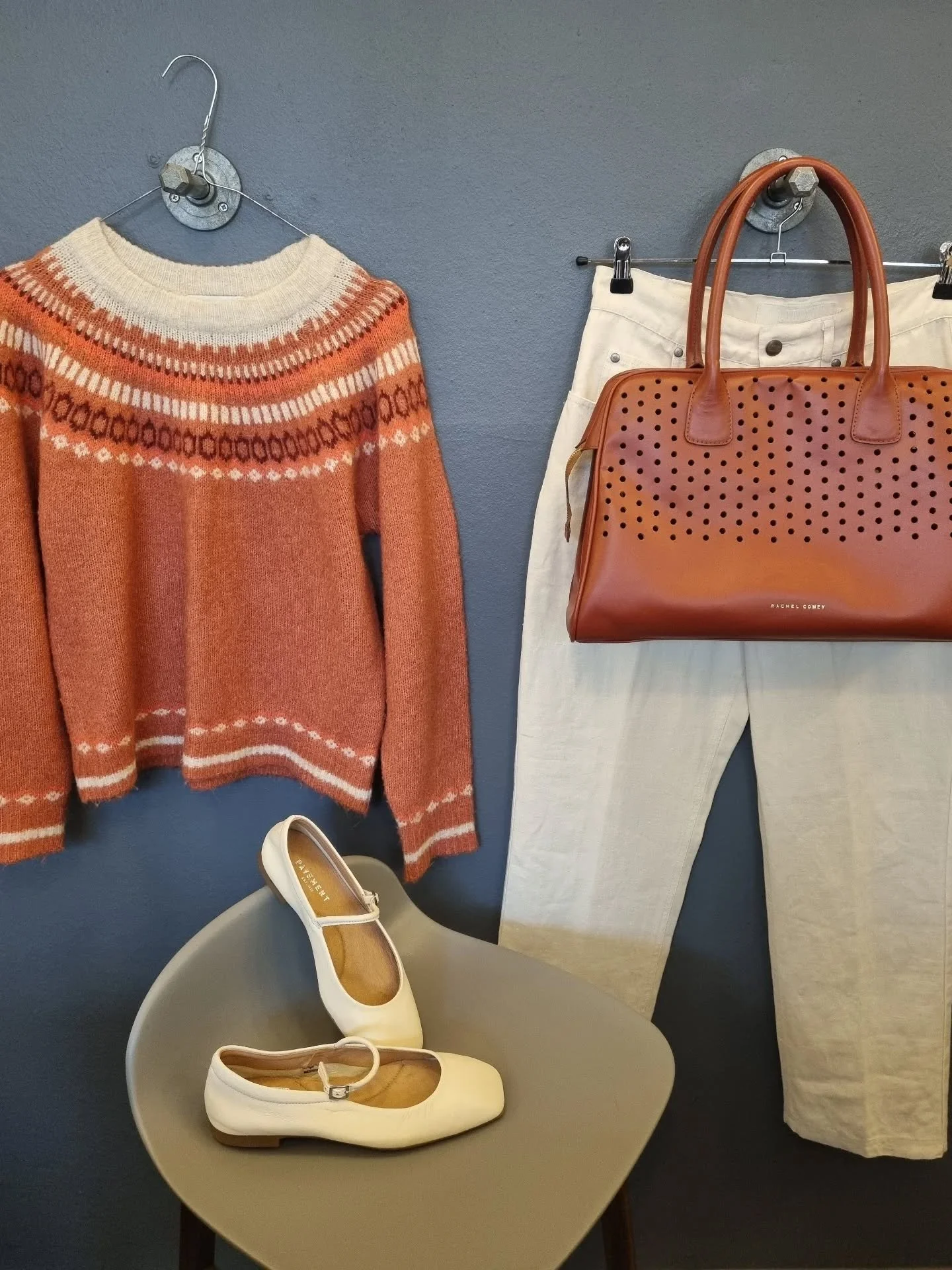Lolly's Laundry strik, str. S (passer ogs&aring; M), 350 kr., Lanius bukser, str. 38, til 600 kr., Rachel Comey taske til 2000 kr., Pavement Mary Janes, ubrugte, str. 37, til 450 kr.