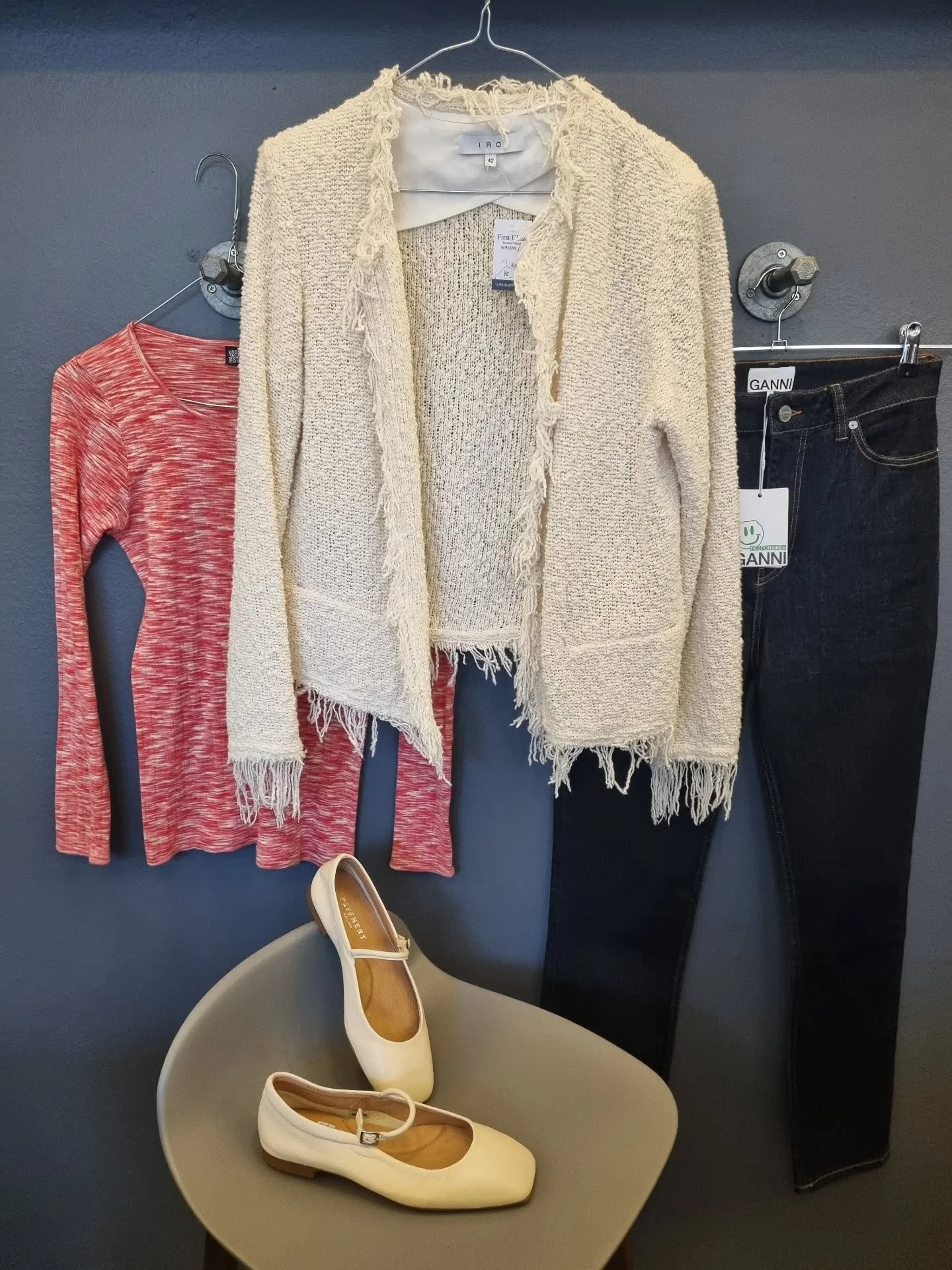 IRO jakke/cardigan, str. 40 (fr. 42), til 800 kr., Mads N&oslash;rgaard bluse til 150 kr., Ganni jeans, str. 27/32, til 600 kr., Pavement Mary Janes, ubrugte, str. 37, til 450 kr.