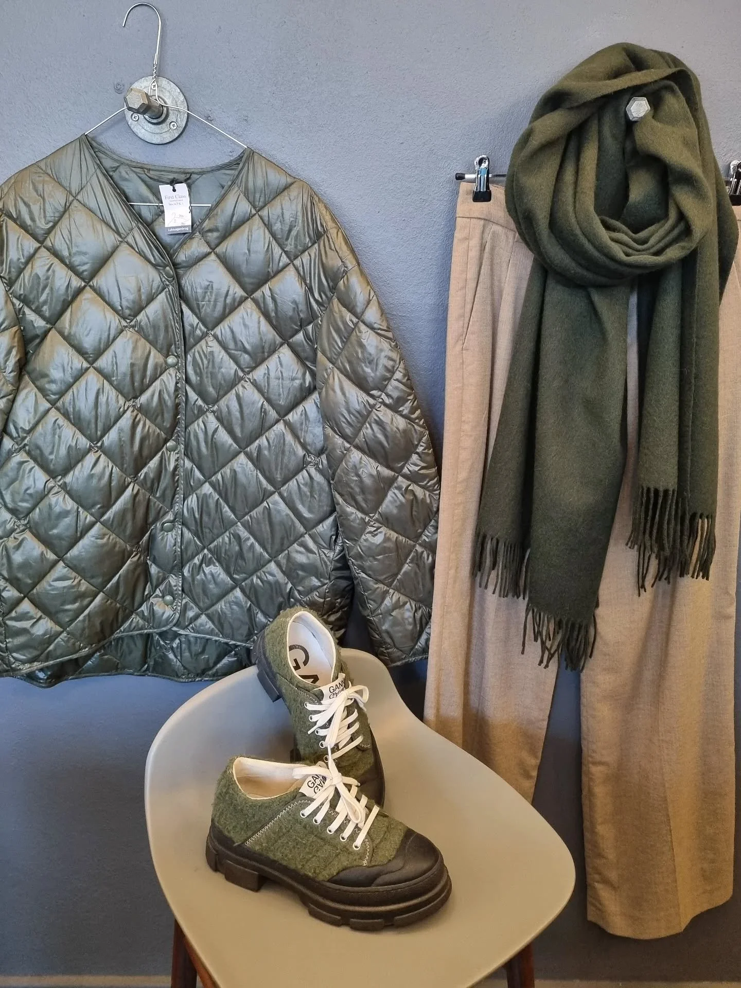 Arket jakke, str. S (passer ogs&aring; M), 400 kr., Seductive bukser, str. 36, til 700 kr., Moss Copenhagen t&oslash;rkl&aelig;de, 100% uld, 200 kr., Ganni sneakers, str. 38, til 800 kr.