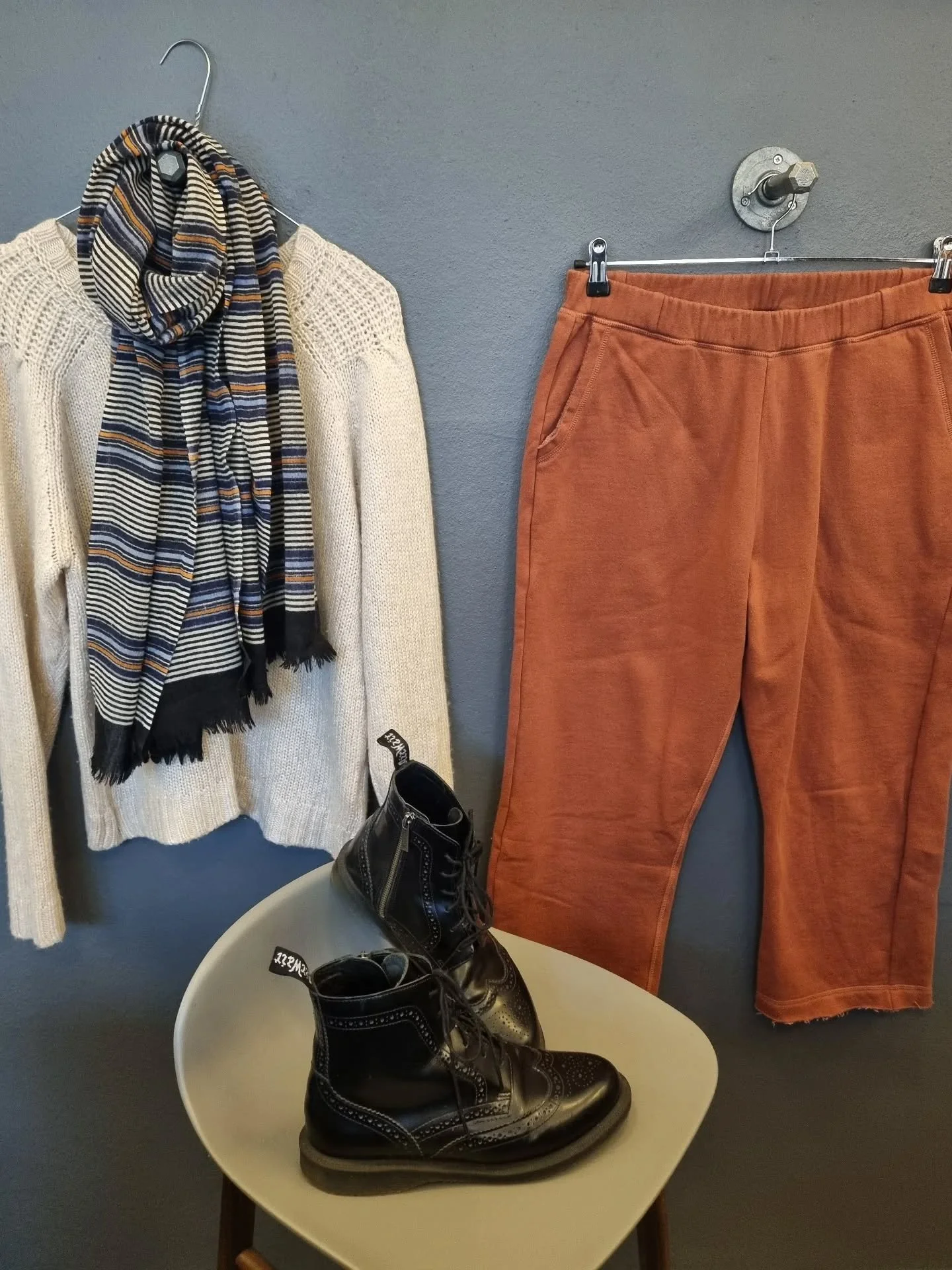 Munthe strik i viskose og merinould, str. 36 (passer ogs&aring; 38), til 650 kr., Rabens Saloner bukser, str. S (passer ogs&aring; M), 300 kr., Margit K t&oslash;rkl&aelig;de til 300 kr., Dr. Martens st&oslash;vler, str. 40, til 600 kr.