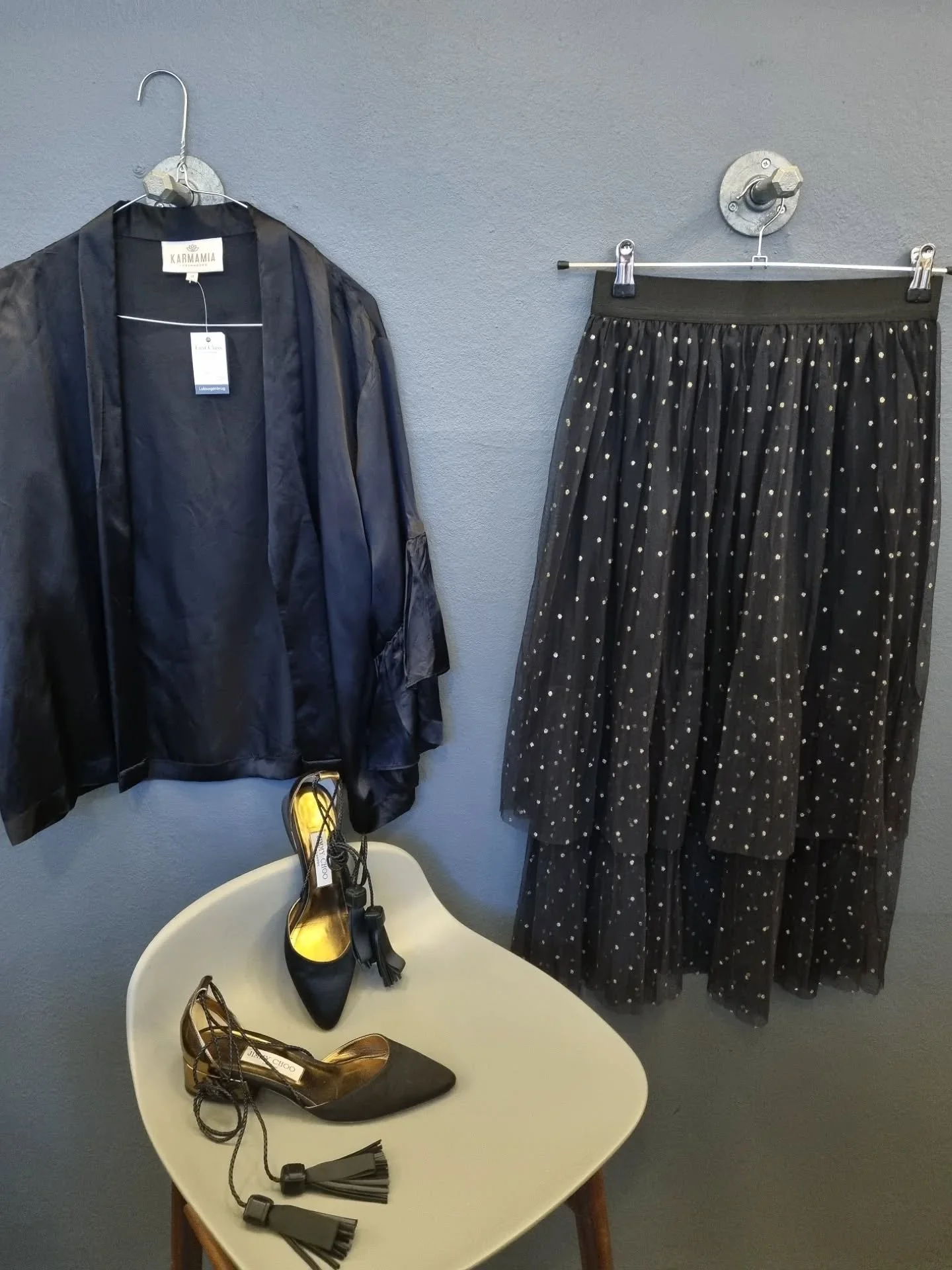 Karmamia jakke, str. M, 500 kr., Project AJ117 nederdel, str. M (passer ogs&aring; S), 250 kr., Jimmy Choo sko, str. 37, til 1800 kr.