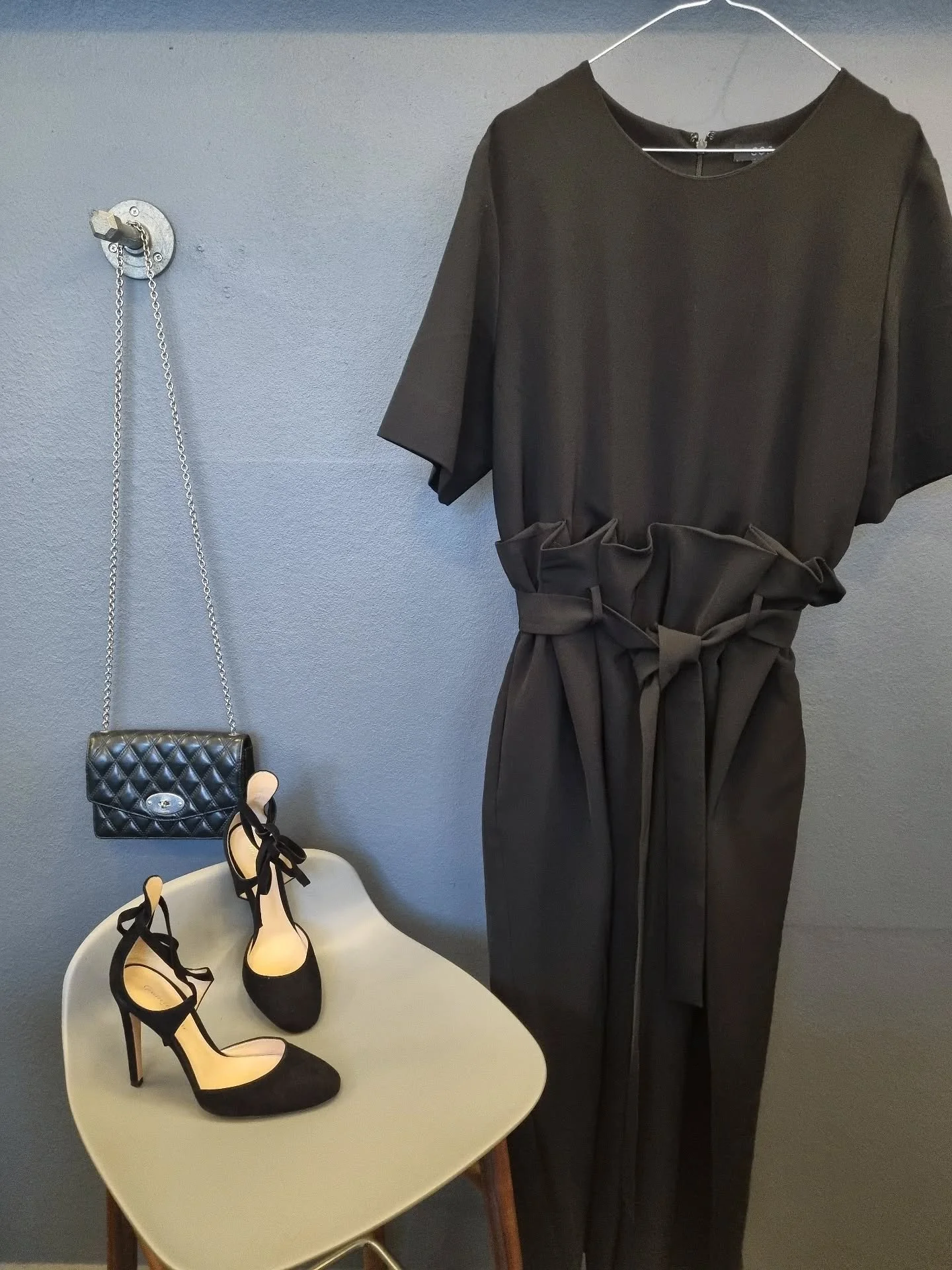 COS buksedragt, str. 44 (passer ogs&aring; 42), til 500 kr., Mulberry Small Darley taske til 3500 kr., Gianvito Rossi stiletter, str. 38.5, til 1800 kr.