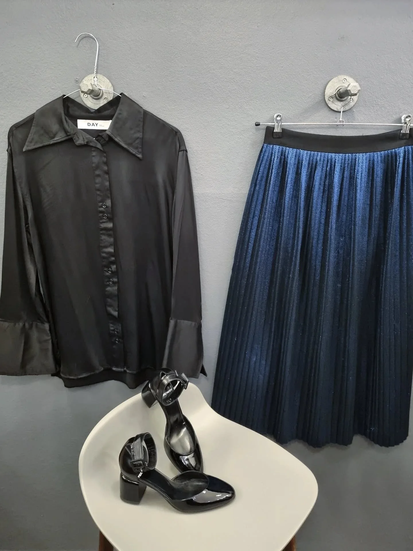 Day skjorte, 100% viskose, str. 36 (passer ogs&aring; 38), til 550 kr., Hugo Boss glimmernederdel, str. 36, til 600 kr., Pierre Hardy sko, ubrugte, str. 37, til 1800 kr.