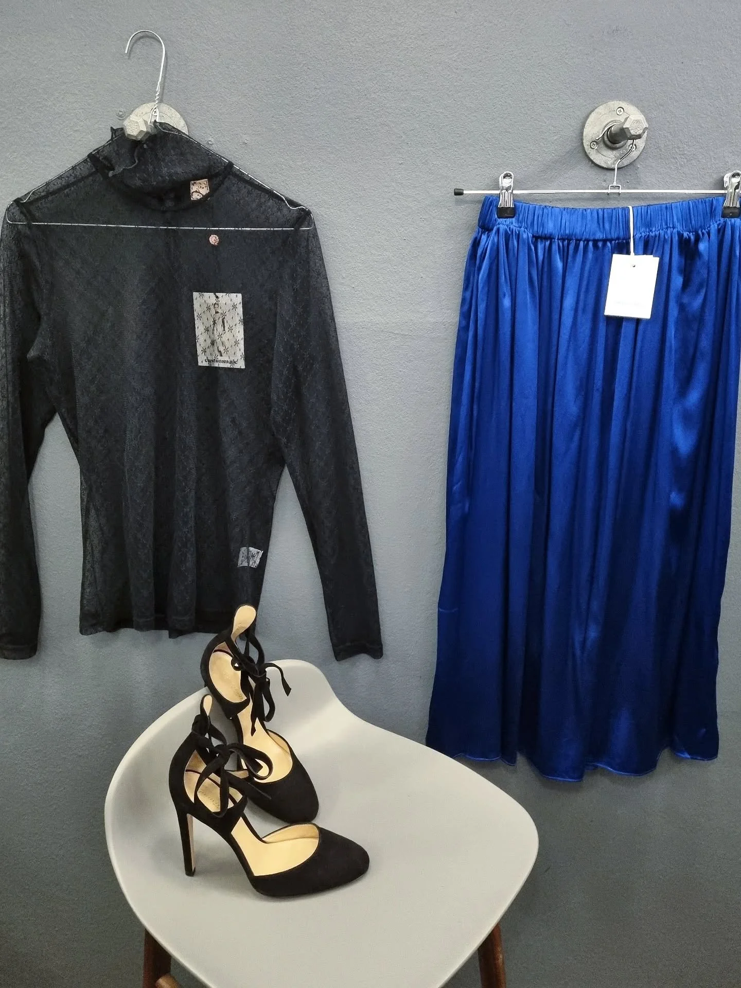 Custommade blondebluse, str. M, 350 kr., Sams&oslash;e Sams&oslash;e silkenederdel, str. S, 600 kr., Gianvito Rossi stiletter, str. 38.5, til 1800 kr.