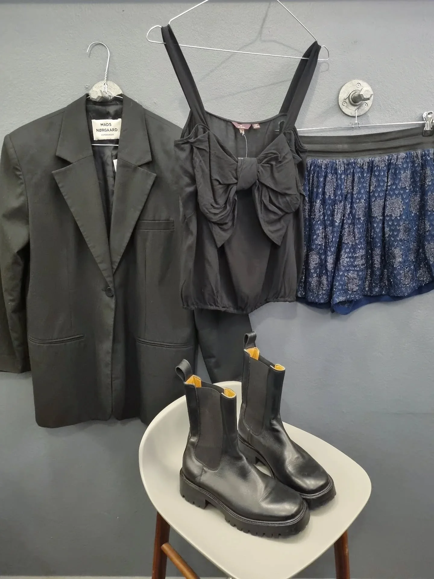 Mulberry top, str. 36 (UK 10), til 700 kr., Mads N&oslash;rgaard oversized blazer, str. 36 (passer ogs&aring; 38/40), til 1000 kr., Ganni glimmershorts, str. M, 400 kr., Tiger of Sweden st&oslash;vler, str. 39, f&oslash;r 1200 kr., nu 840 kr.