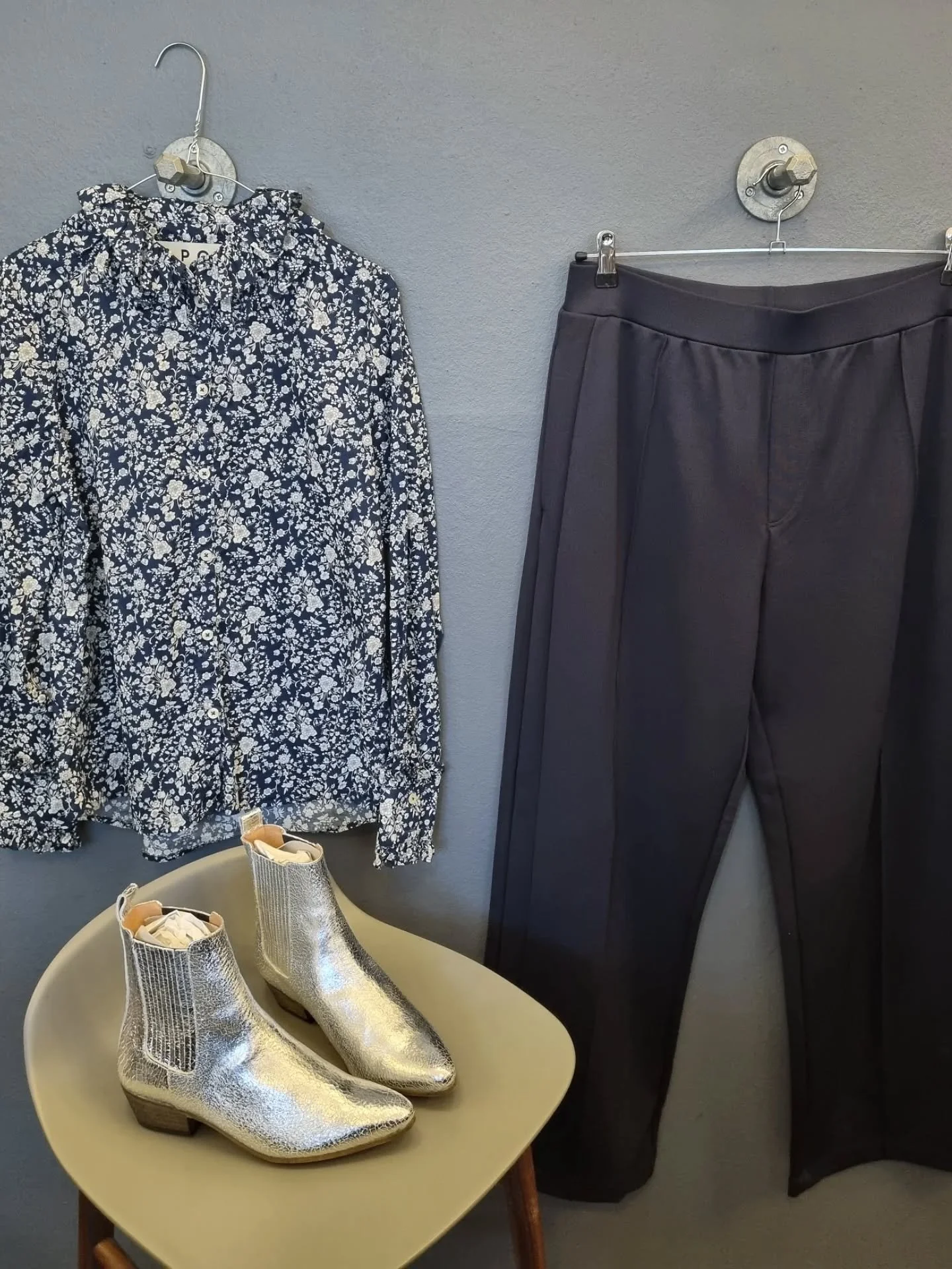 APOF skjorte, 100% bomuld, str. M, 800 kr., COS bukser, str. M (store), 300 kr., Ivylee st&oslash;vletter, str. 38, til 1000 kr.