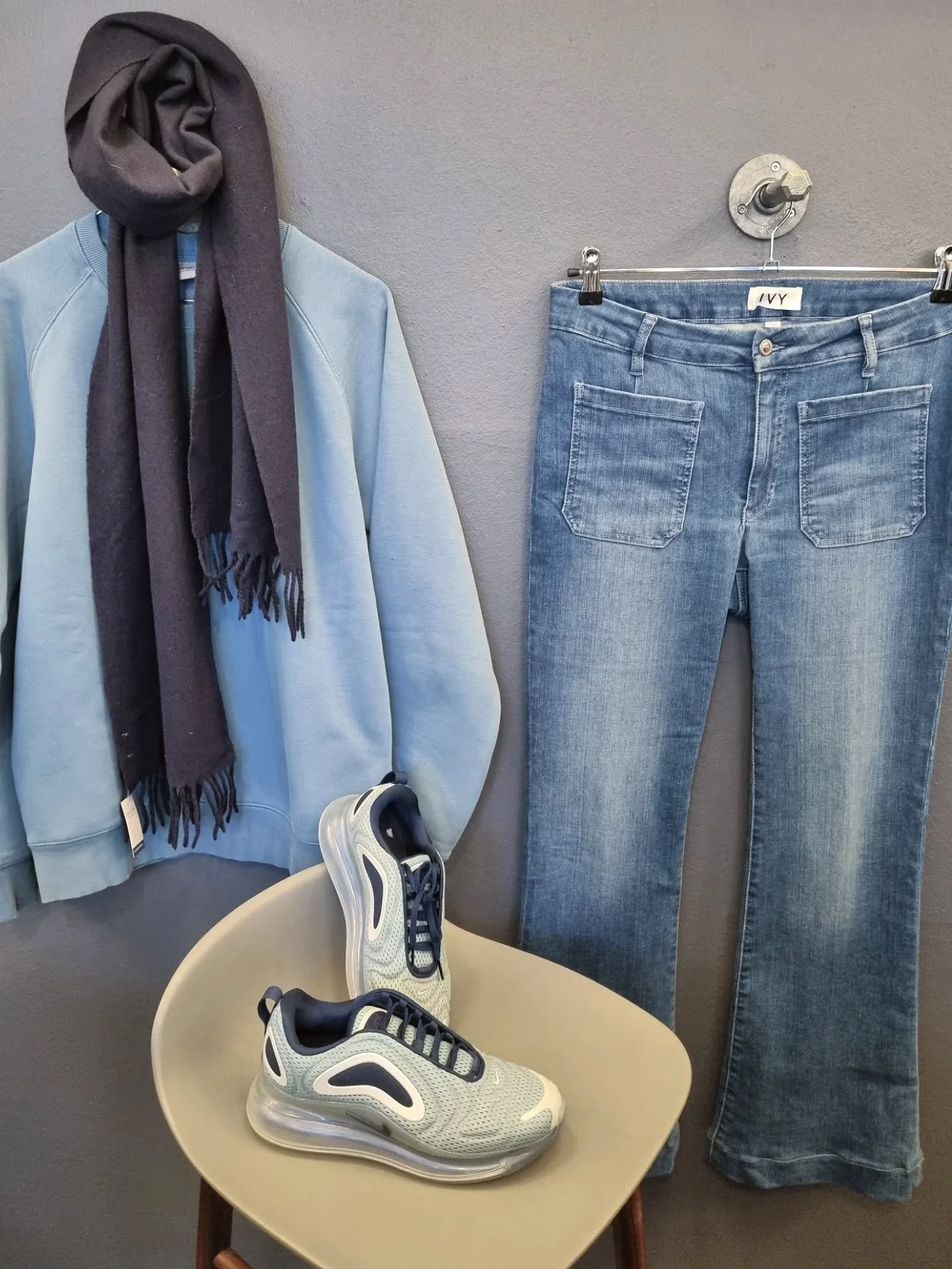 Carhartt sweatshirt, str. M, 400 kr., Ivy jeans, str. 31, til 400 kr., Filippa K m&oslash;rkebl&aring;t t&oslash;rkl&aelig;de i uld og cashmere, 300 kr., Nike sneakers, str. 39, til 500 kr.