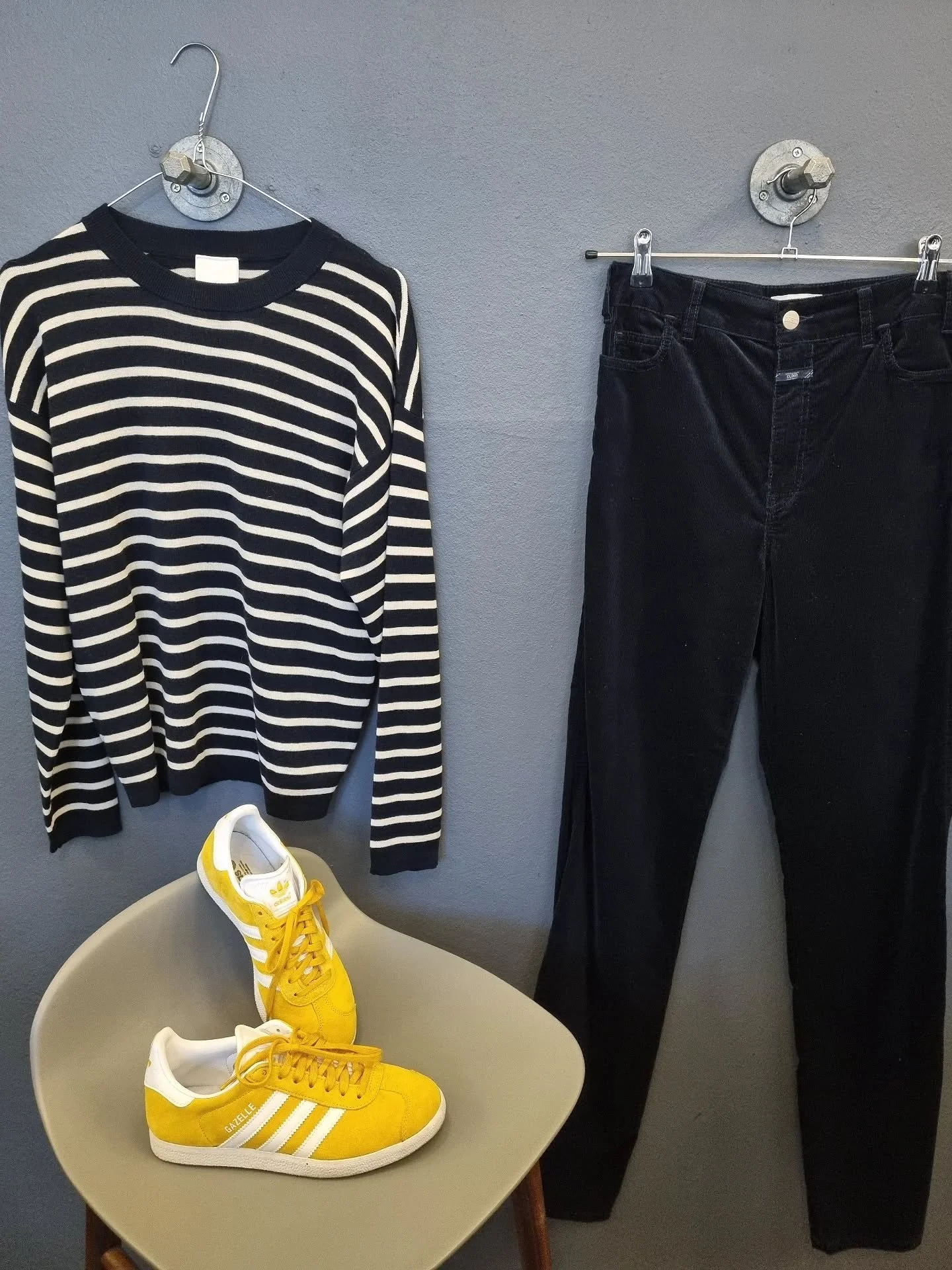 FUB strik, 100% uld, str. XS (passer ogs&aring; S/M), 500 kr., Closed m&oslash;rkebl&aring; fl&oslash;jlsbukser, str. 26, til 650 kr., Adidas sneakers, str. 37 1/3, til 400 kr.