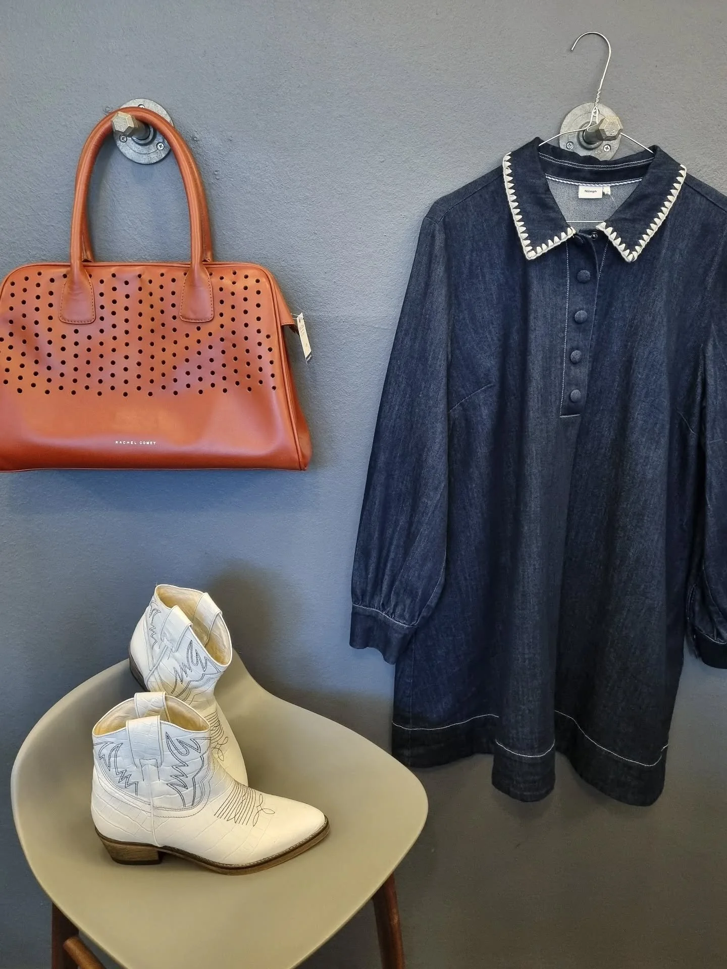 N&uuml;mph kjole, str. 40, til 450 kr., Rachel Comey taske til 2000 kr., Ivylee st&oslash;vletter, str. 37, til 800 kr.