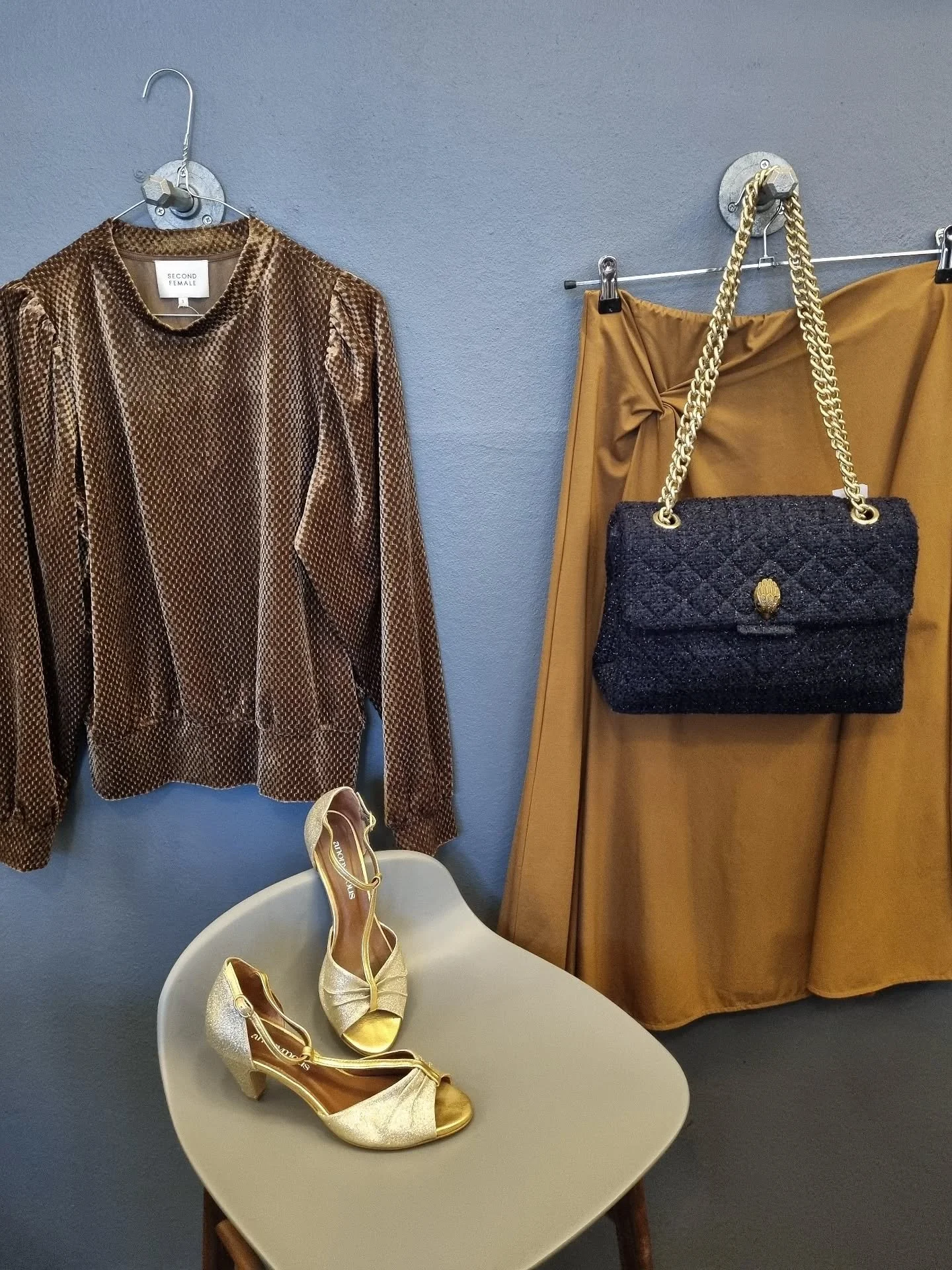 Second Female velourbluse, str. S, 300 kr., COS nederdel, str. M, 350 kr., Kurt Geiger taske til 1000 kr., Anonymous sandaler, str. 39.5, til 800 kr.