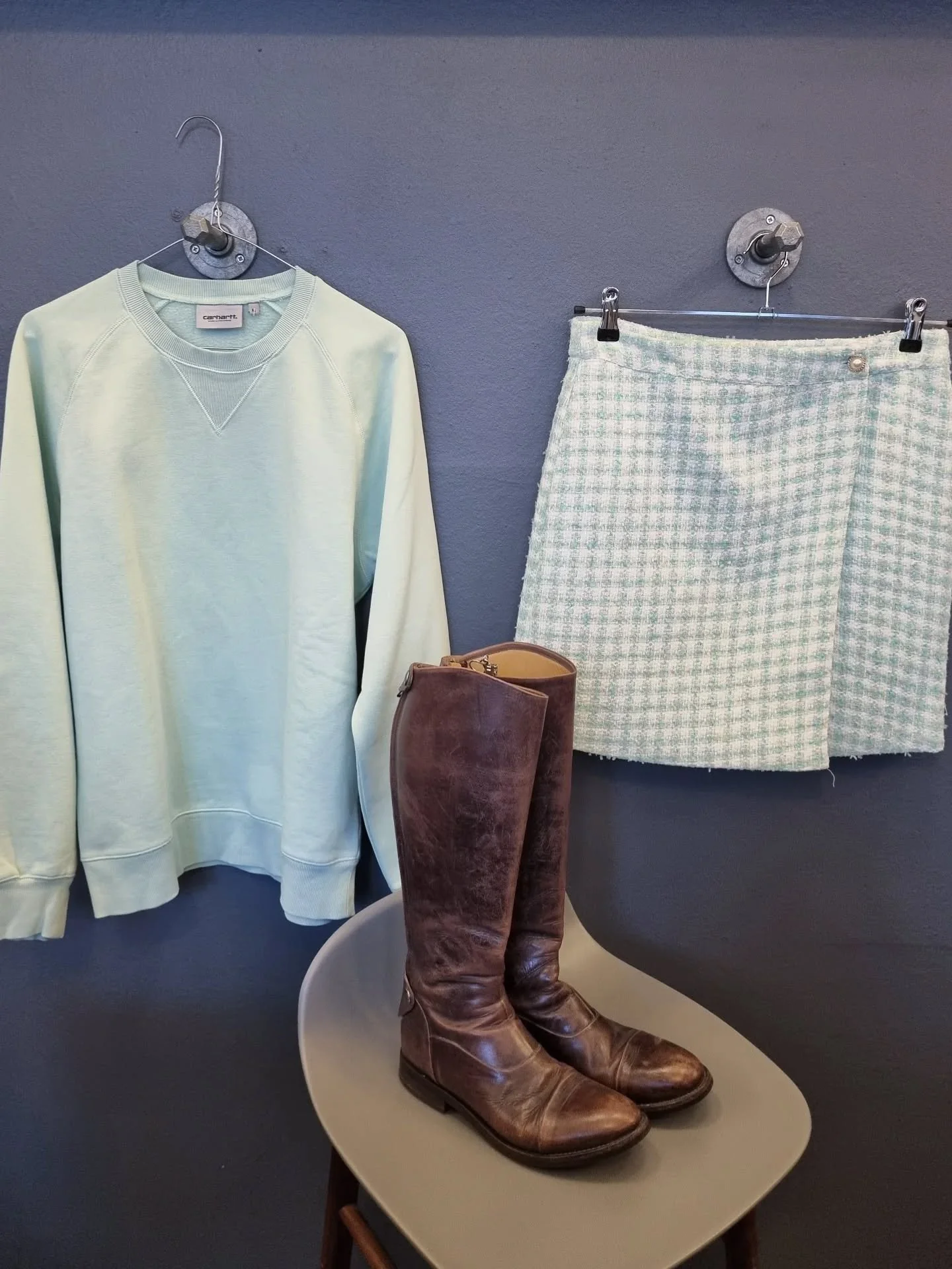 Carhartt sweatshirt, str. M, 400 kr., Noella nederdel, str. L (passer M), 350 kr., Fasciani st&oslash;vler, str. 36 (store), 1800 kr.