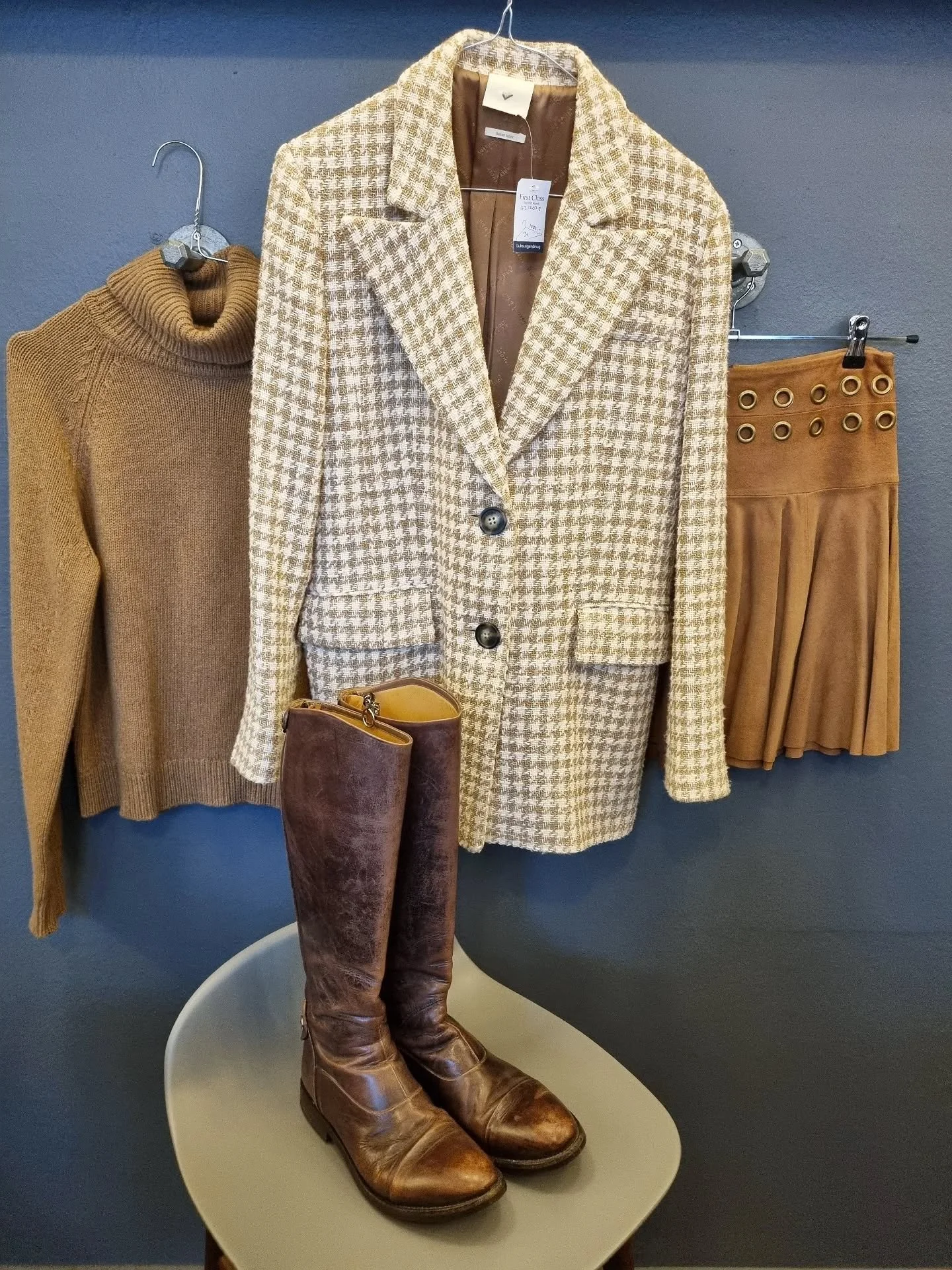 Heartmade jakke, str. 34 (passer ogs&aring; 36), til 1000 kr., Filippa K rullekrave i uld og cashmere, 800 kr., Designers Remix ruskindsnederdel, str. ca. S, 800 kr., Fasciani st&oslash;vler, str. 36 (store), 1800 kr.