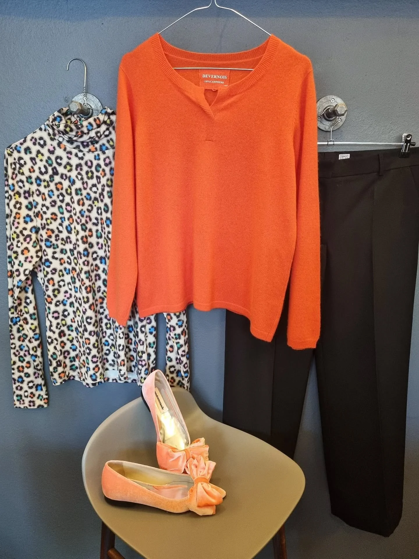 Devernois strik, 100% cashmere, str. M/L, 700 kr., Essentiel Antwerp bluse, str. M, 600 kr., Tot&ecirc;me bukser, str. 40, til 800 kr., Custommade ballerinaer, ubrugte, str. 36, til 800 kr.