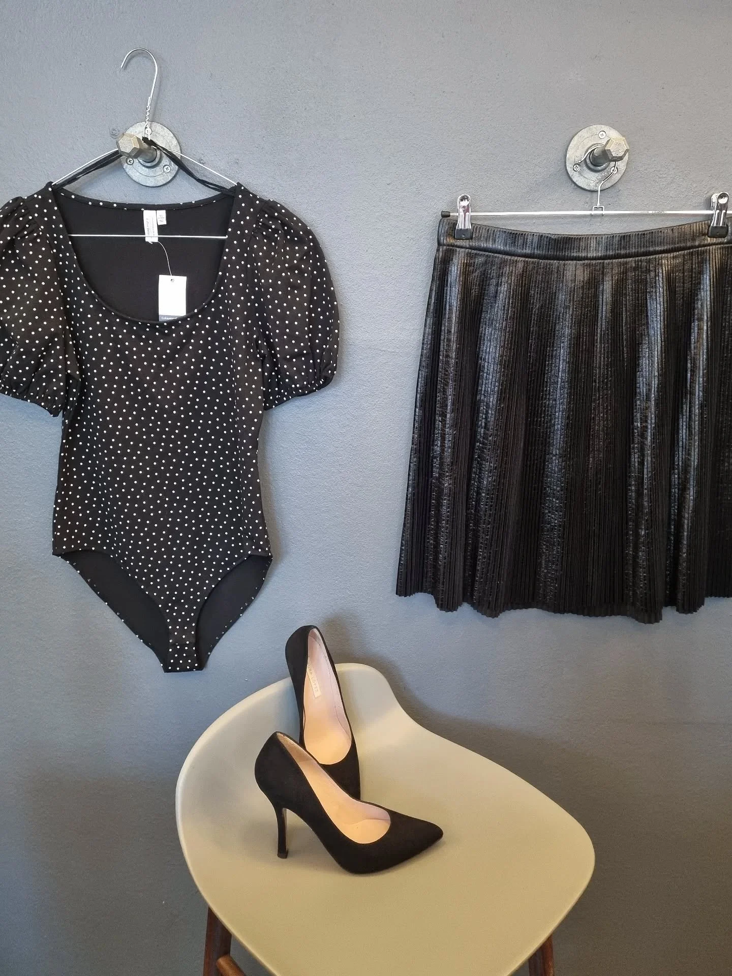 &amp; Other Stories bodystocking, str. S, 150 kr., Designers Remix nederdel, str. 40, til 500 kr., Pura Lopez stiletter, str. 36, til 800 kr.