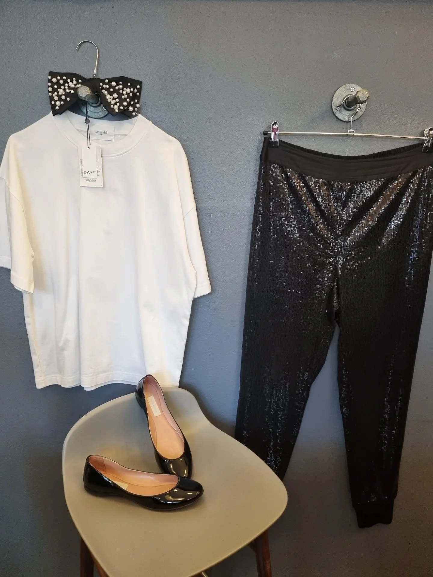 Lovechild oversized t-shirt, 100% &oslash;kologisk bomuld, str. M, 450 kr., All Saints pailletbukser, str. M/L, 750 kr., Day h&aring;rsp&aelig;nde til 120 kr., L'autre Chose ballerinaer, str. 38, til 950 kr.