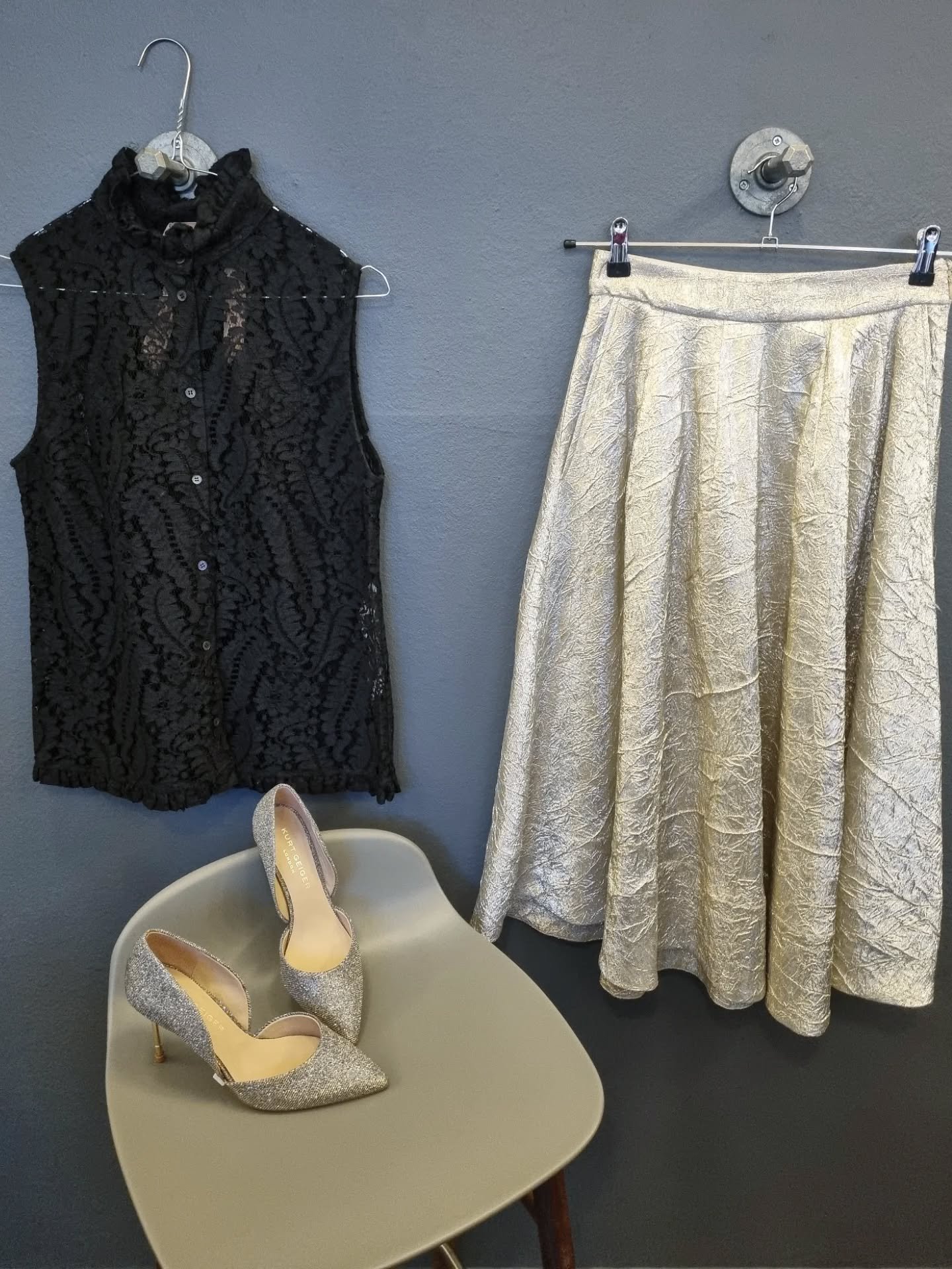 No21 bluse, str. 36/38 (it. 42), til 700 kr., Rabens Saloner nederdel, str. XS (passer ogs&aring; S), 800 kr., Kurt Geiger stiletter, str. 37.5, til 600 kr.