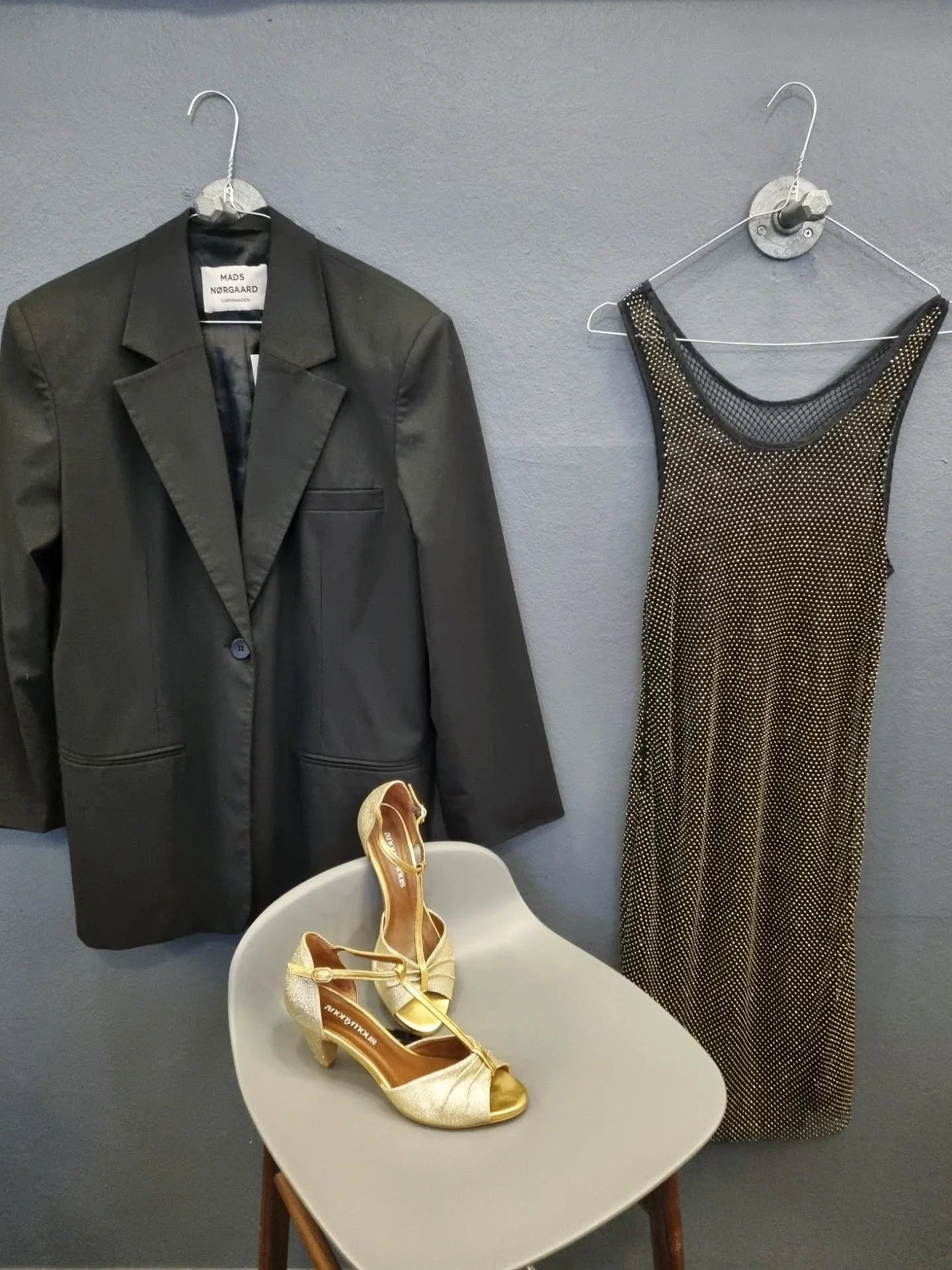 Mads N&oslash;rgaard oversized blazer, str. 36 (passer ogs&aring; 38/40), til 1000 kr., Munthe kjole, 800 kr., Anonymous sandaler, str. 39.5, til 800 kr.