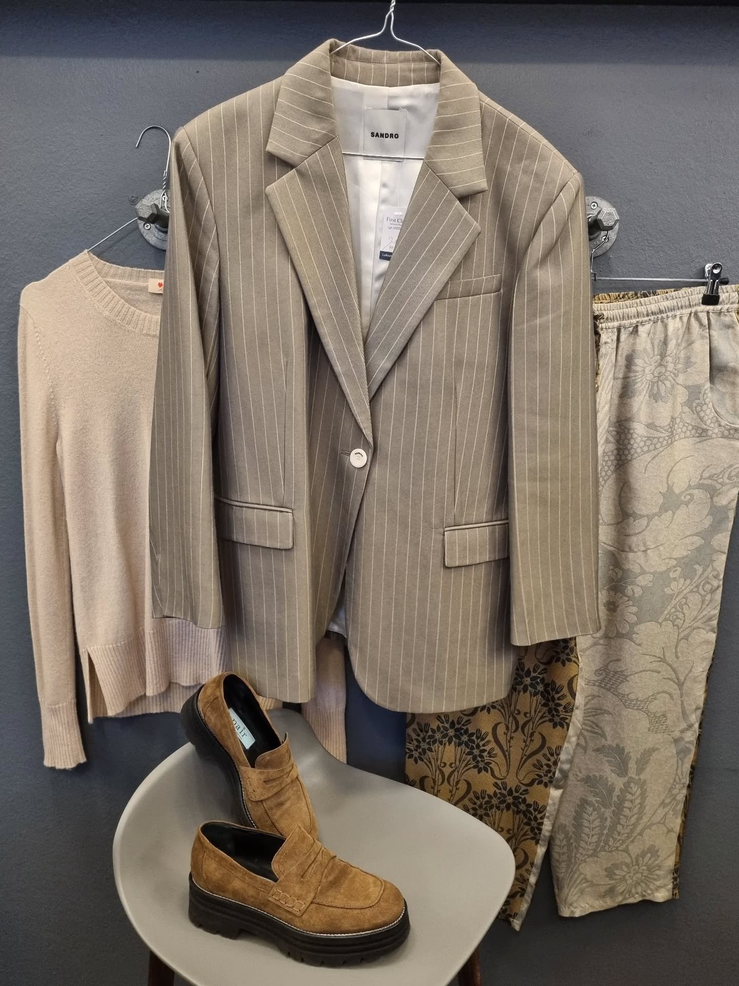 Sandro oversized blazer, str. 40 (fr. 40, passer ogs&aring; 42), til 1200 kr., Ficus Folium strik, 100% cashmere, str. S, 1000 kr., Pierre-Louis Mascia bukser, 100% silke, str. XL (passer ogs&aring; L), 1000 kr., APair loafers, str. 37, til 800 kr.