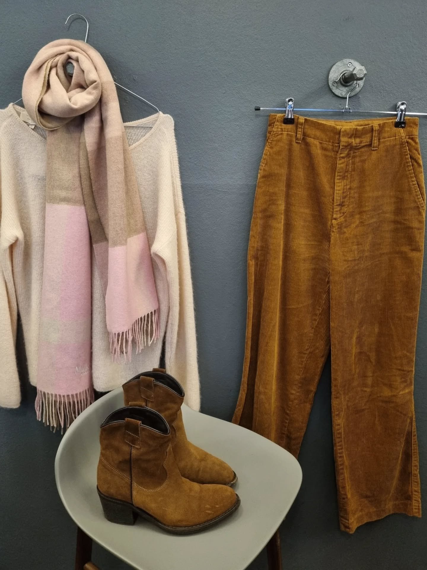 S&eacute;zane lyser&oslash;d cardigan, str. L, 500 kr., Uniqlo fl&oslash;jlsbukser, str. ca. XS, 200 kr., Mulberry t&oslash;rkl&aelig;de til 1000 kr., Notabene st&oslash;vletter, str. 38, til 800 kr.