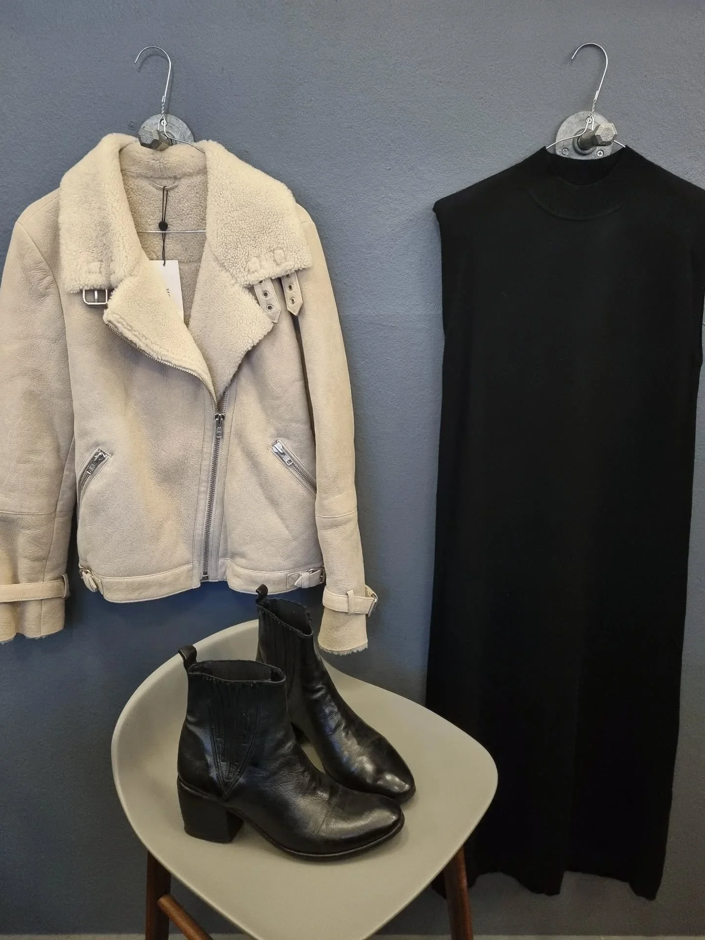 Second Female rulamsjakke, str. M, 1600 kr., Massimo Dutti strikkjole, str. S, 400 kr., Fauzian Jeunesse st&oslash;vletter, str. 40, til 1400 kr.