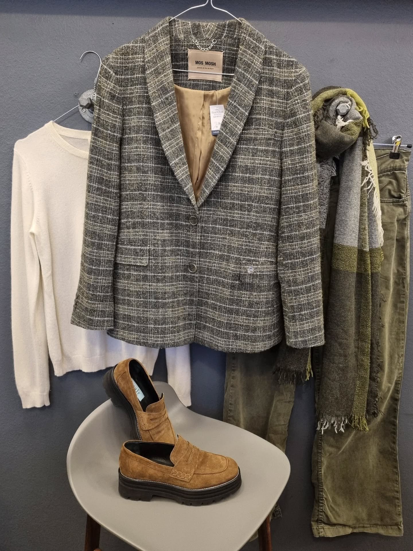 Mos Mosh blazer, str. 38, til 800 kr., The All Studio strik, 100% cashmere, str. M, 800 kr., Project AJ117 bukser, str. L (sm&aring;), 400 kr., T&oslash;rkl&aelig;de til 250 kr., APair loafers, str. 37, til 800 kr.