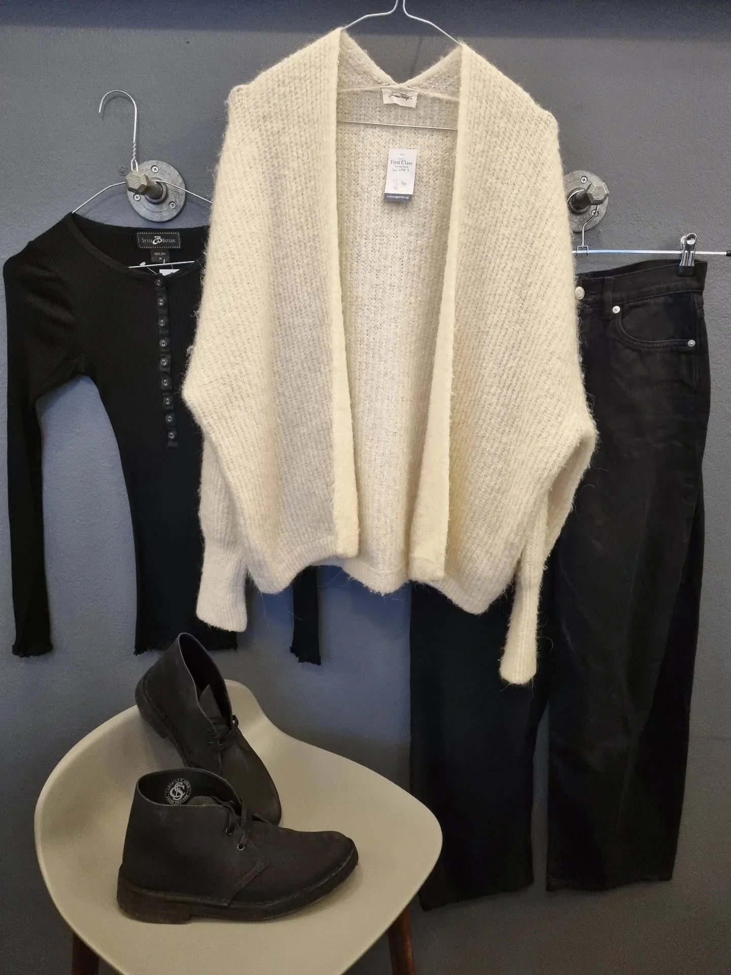 American Vintage cardigan, str. M/L, 500 kr., Style Butler bluse, 100% silke, str. M (passer ogs&aring; S), 200 kr., Arket jeans, str. 26, til 350 kr., Clarks sko, str. 40, til 500 kr.