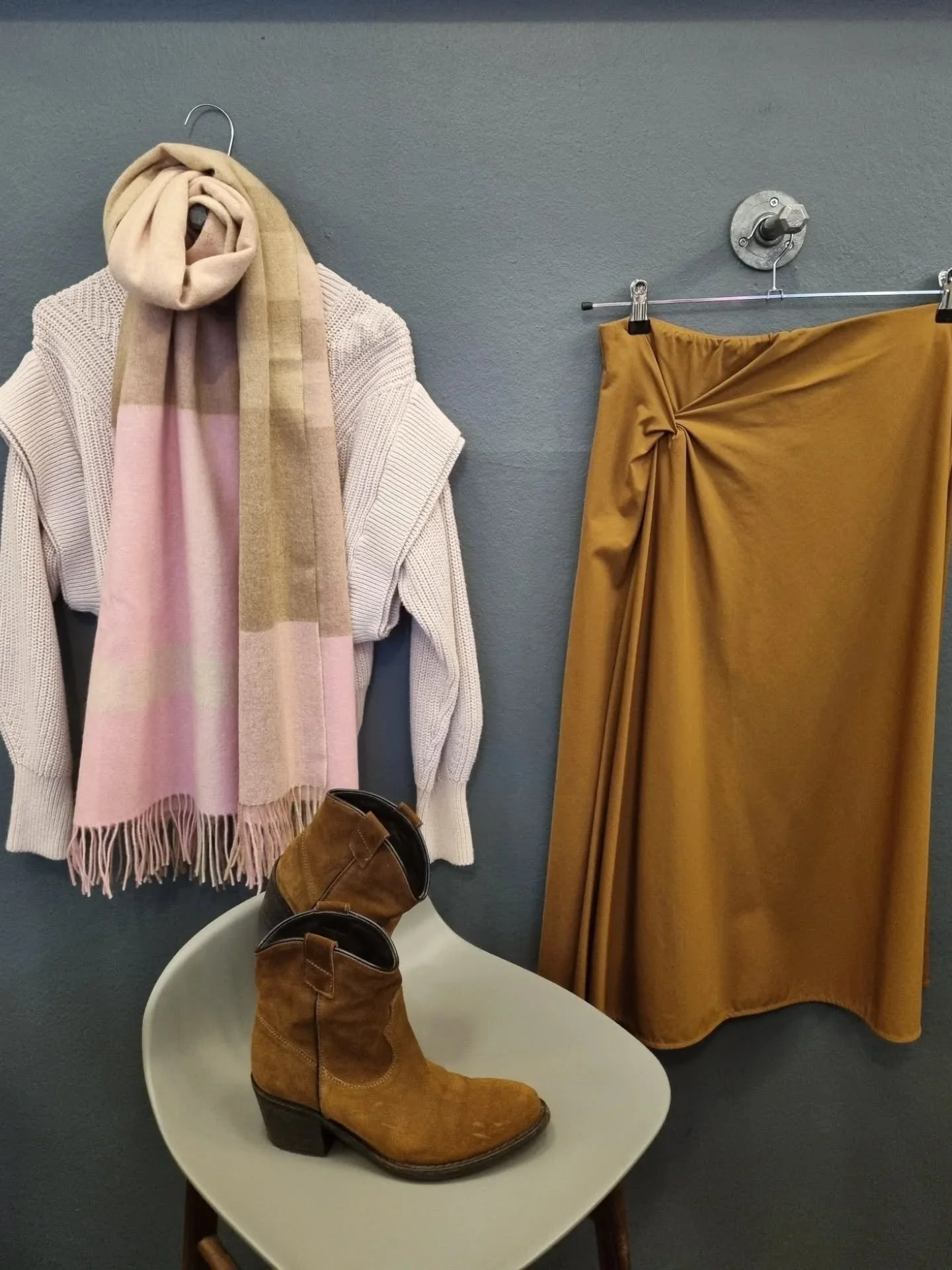 IRO lyser&oslash;d strik, str. S, 800 kr., COS nederdel, str. M, 350 kr., Mulberry t&oslash;rkl&aelig;de til 1000 kr., Notabene st&oslash;vletter, str. 38, til 800 kr.