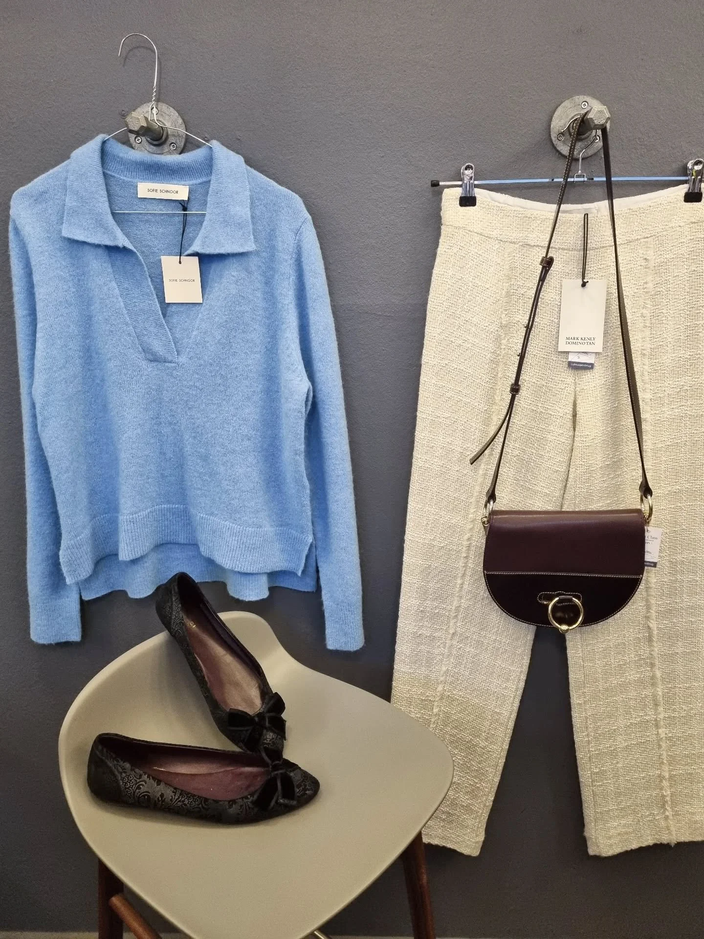 Sofie Schnoor strik, str. M, 500 kr., Mark Kenly Domino Tan bukser str. 36, til 1000 kr., JW Anderson taske til 2800 kr., Gucci ballerinaer, str. 40, til 1200 kr.