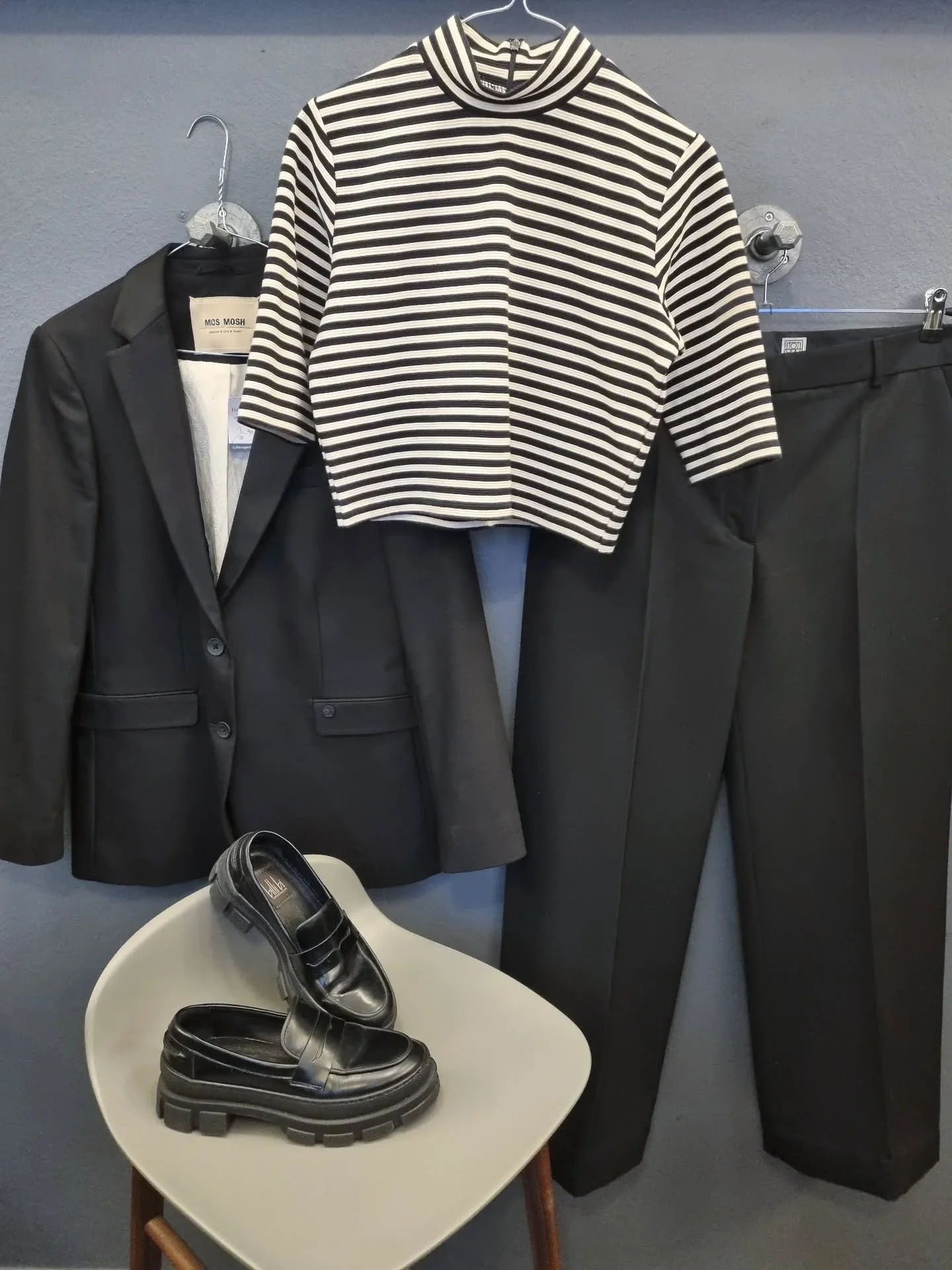 Envii bluse, str. M, 150 kr., Mos Mosh blazer, str. 38, til 700 kr., Tot&ecirc;me bukser, str. 40, til 800 kr., Billi Bi loafers, str. 37, til 500 kr.