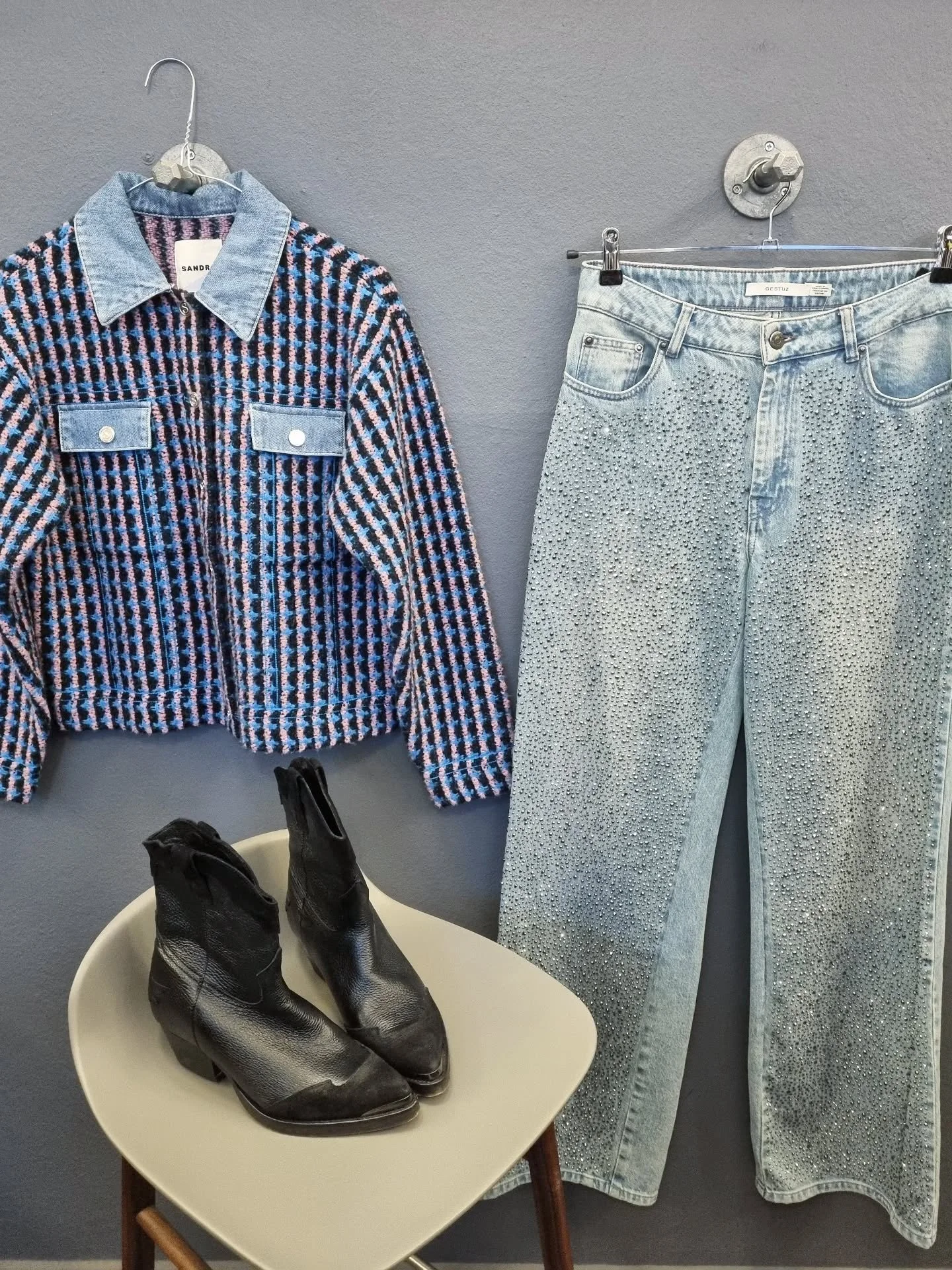 Sandro jakke, str. S, 800 kr., Gestuz jeans, str. 28, til 800 kr., Mos Mosh st&oslash;vler, str. 39, til 800 kr.