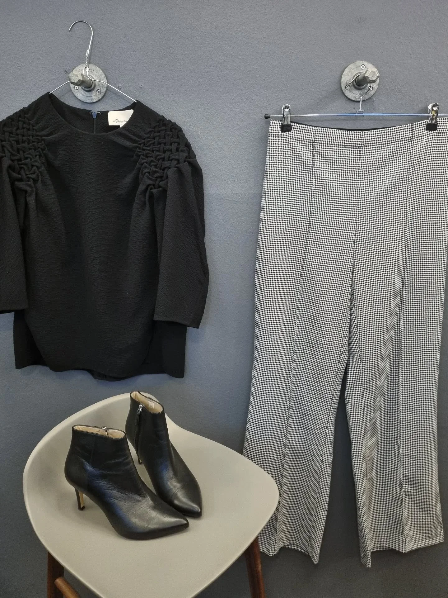 Phillip Lim bluse, str. S (US 6), til 600 kr., Mads N&oslash;rgaard bukser, str. L (sm&aring;), 400 kr., Roccamore st&oslash;vletter, str. 37, til 1000 kr.