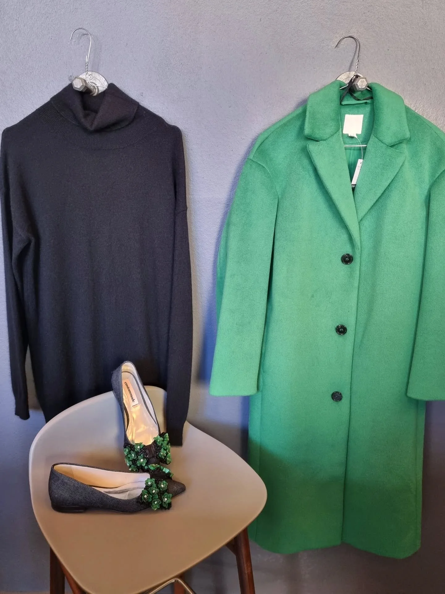 Day rullekrave, 100% cashmere, str. L, 850 kr., H&amp;M oversized frakke, str. XS (passer ogs&aring; S/M), 400 kr., Custommade ballerinaer, str. 36, til 1000 kr.