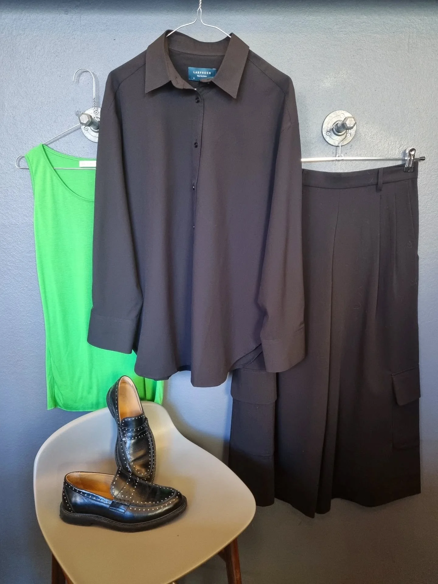 Labfresh oversized skjorte, str. XS (passer ogs&aring; S/M), 400 kr., Martino Midali top, str. S, 100 kr., Cr&eacute;ton culottes, str. 36, til 500 kr., Angulus loafers, str. 37, til 550 kr.