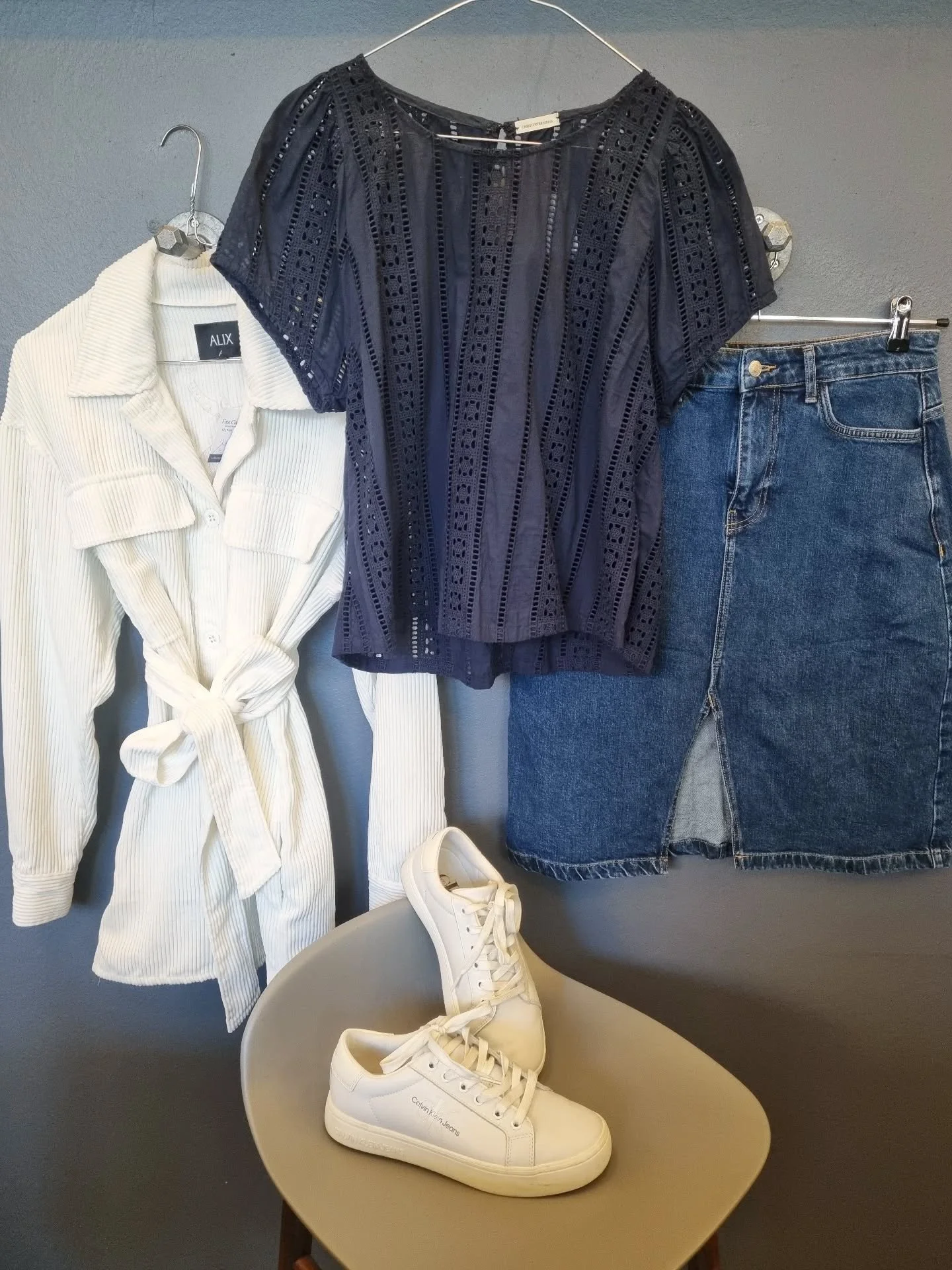 Christoffersen bluse, str. ca. M, 600 kr., Alix the Label skjortejakke i fl&oslash;jl med aftageligt b&aelig;lte, str. L, 600 kr., Basic Apparel nederdel, str. S, 400 kr., Calvin Klein sneakers, str. 38, til 400 kr.